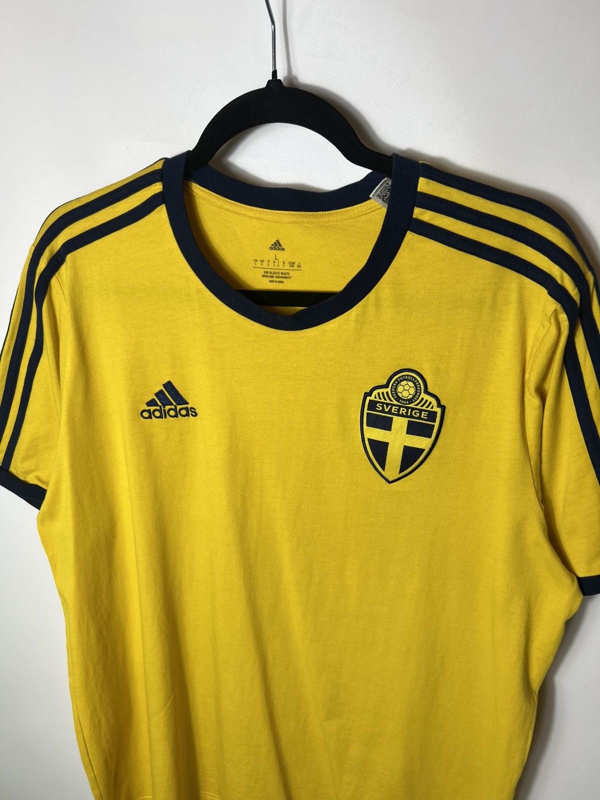 Adidas MENS ADIDAS SWEDEN NATIONAL 22 SOCCER FOOTBALL SHIRT JERSEY Size US L / EU 52-54 / 3 - 2 Thumbnail