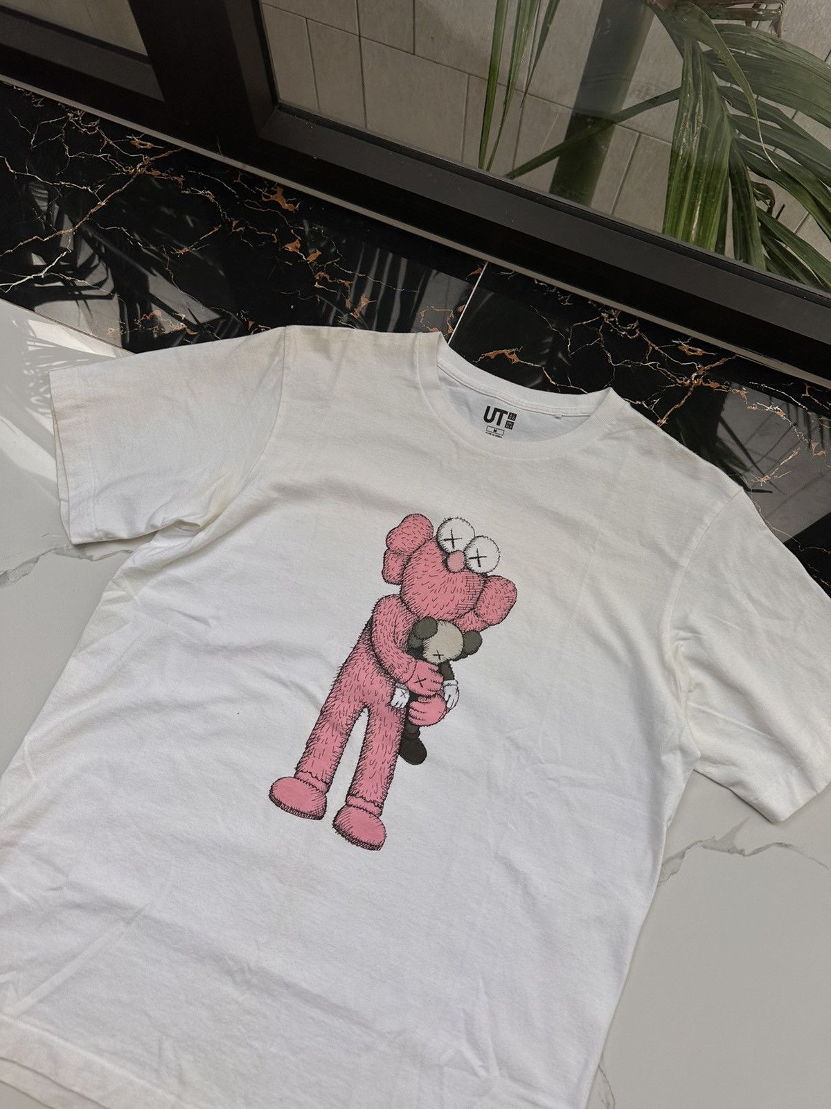 Kaws × Uniqlo UNIQLO X KAWS VIBTAGE BIG LOGO STREETWEAR TEE Size US M / EU 48-50 / 2 - 3 Thumbnail