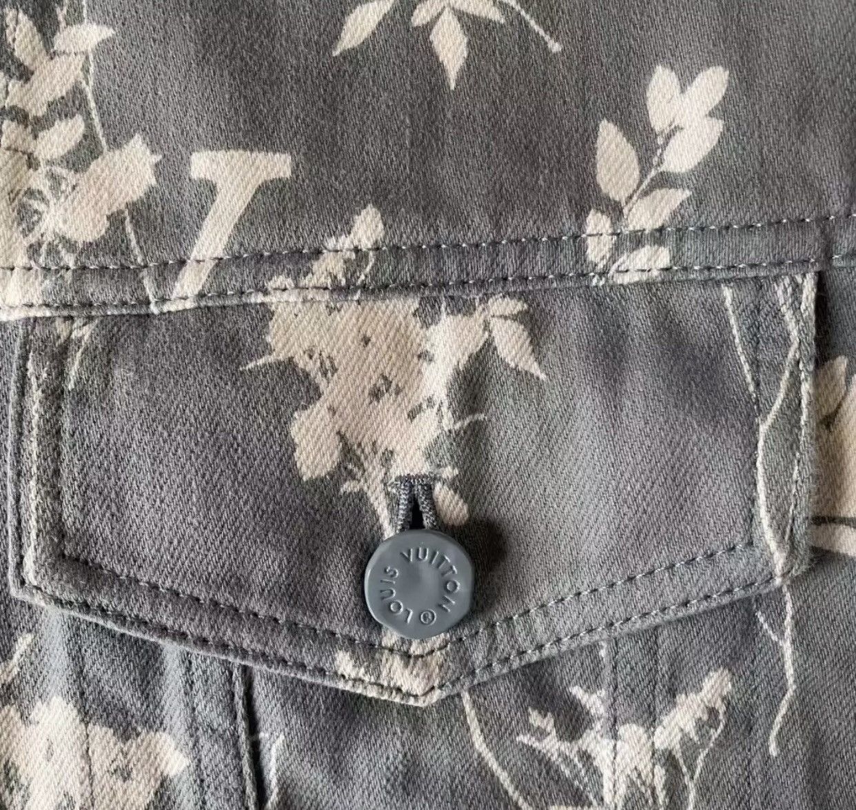 Louis Vuitton LOUIS VUITTON Plant Letter Print breasted Cowboy jacket Size US M / EU 48-50 / 2 - 5 Thumbnail