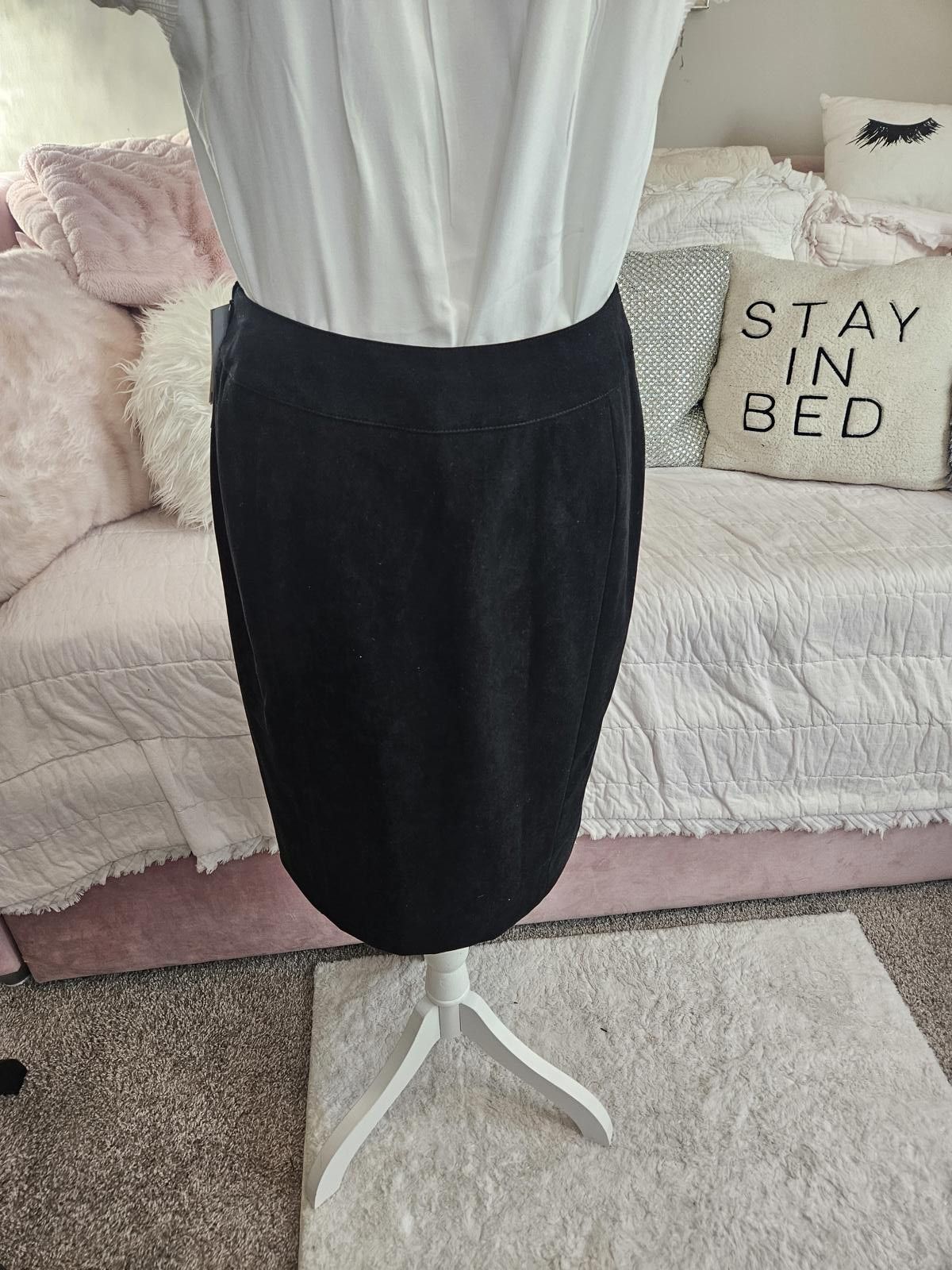 Designer Nwt Doncaster Elegant Black Suede Like Skirt with Zip Detail Size 30" / US 8 / IT 44 - 3 Thumbnail