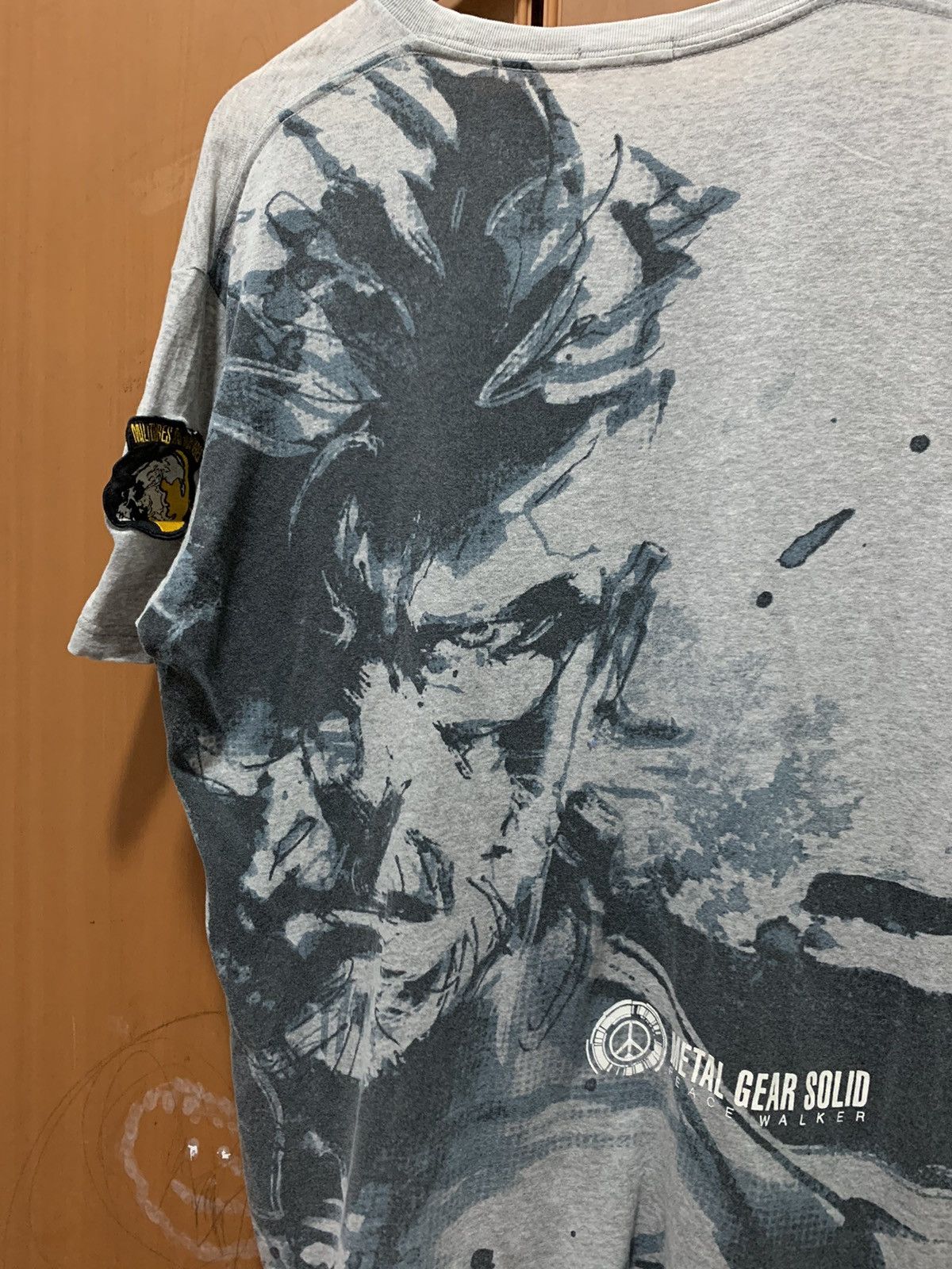 Uniqlo Uniqlo Metal Gear Solid Peace Walker Graphic Tee Distressed Size US XL / EU 56 / 4 - 8 Thumbnail