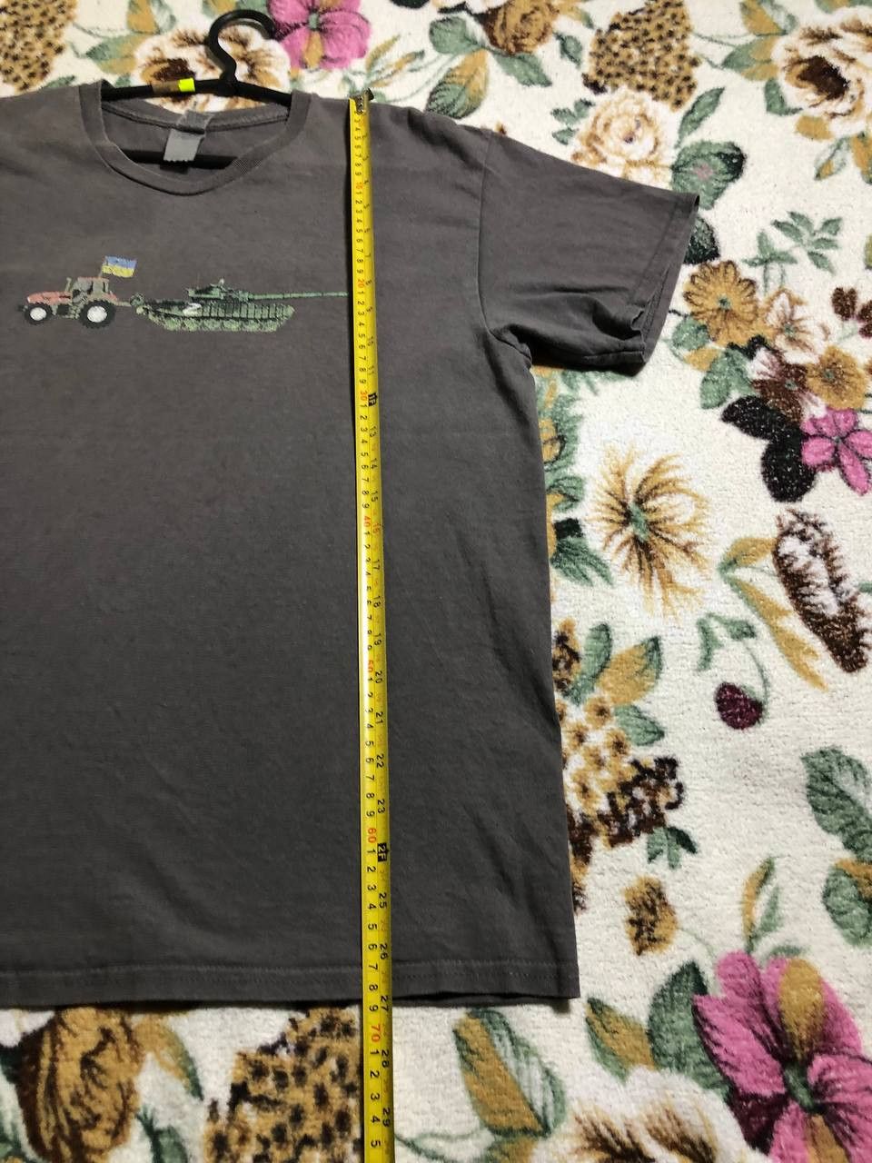Gildan Support UKRAINE tractor pulling T-72 Russian tank T-shirt Size US L / EU 52-54 / 3 - 10 Thumbnail