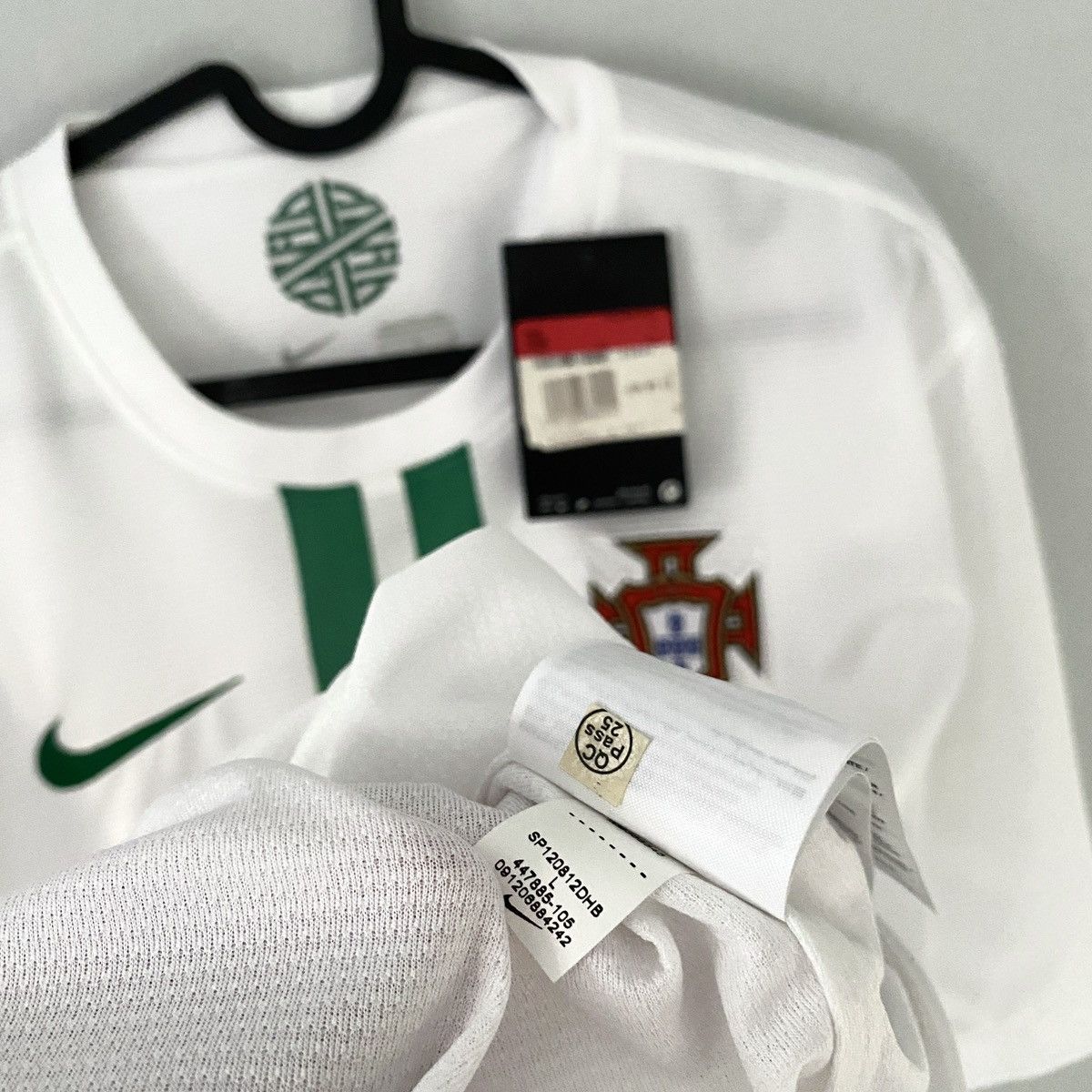 Nike NEW 2012 2014 Portugal National Nike Away Kit Soccer Jersey Size US L / EU 52-54 / 3 - 7 Thumbnail