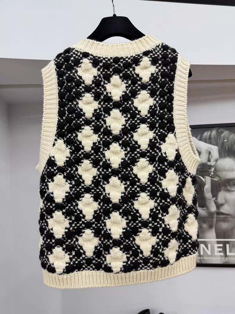 Chanel Chanel Black and white color-blocked flower knitted vest Size XS / US 0-2 / IT 36-38 - 2 Thumbnail