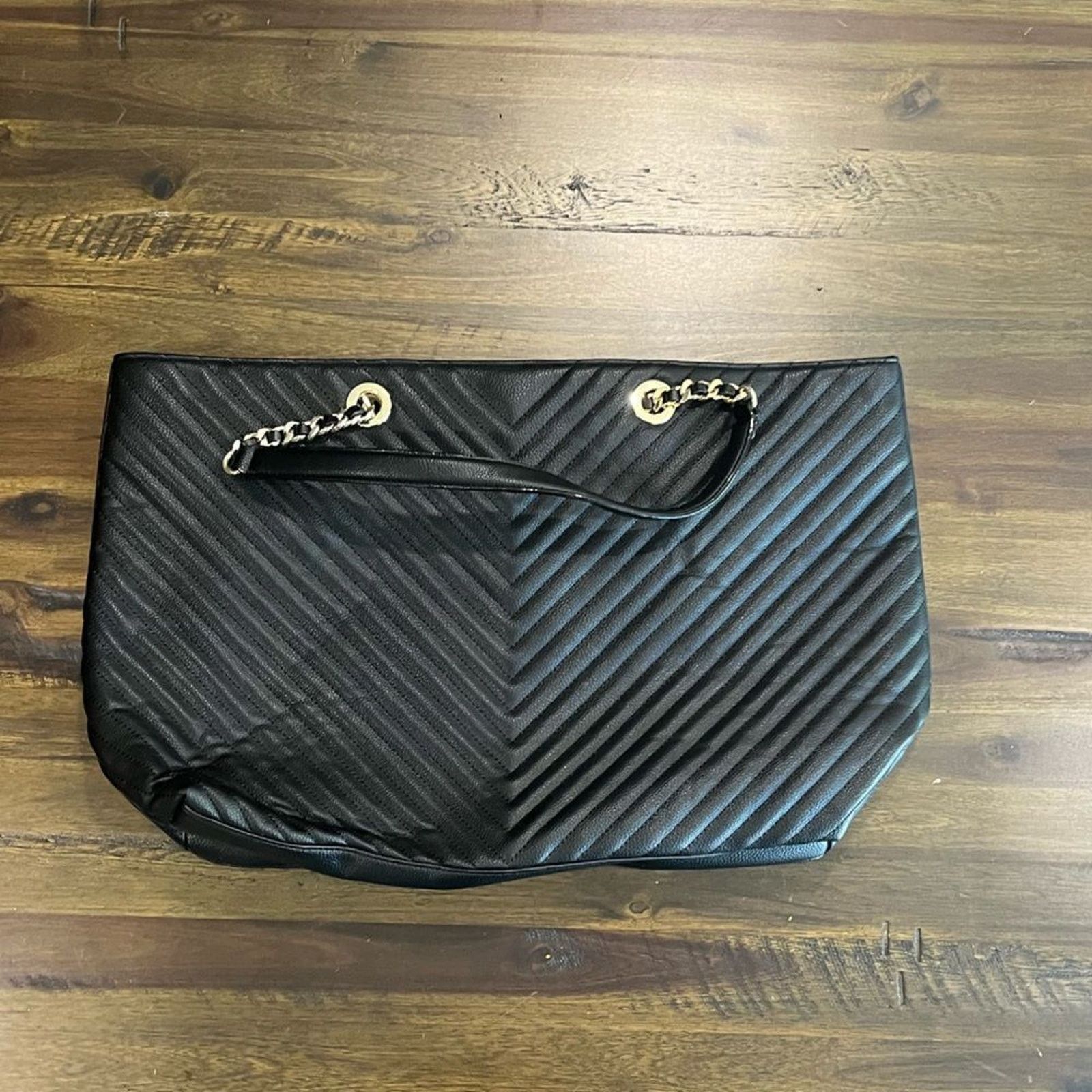 Victoria's Secret NWOT Victoria's Secret Pebbled V-Quilt Everything Tote Black Size ONE SIZE - 1 Thumbnail