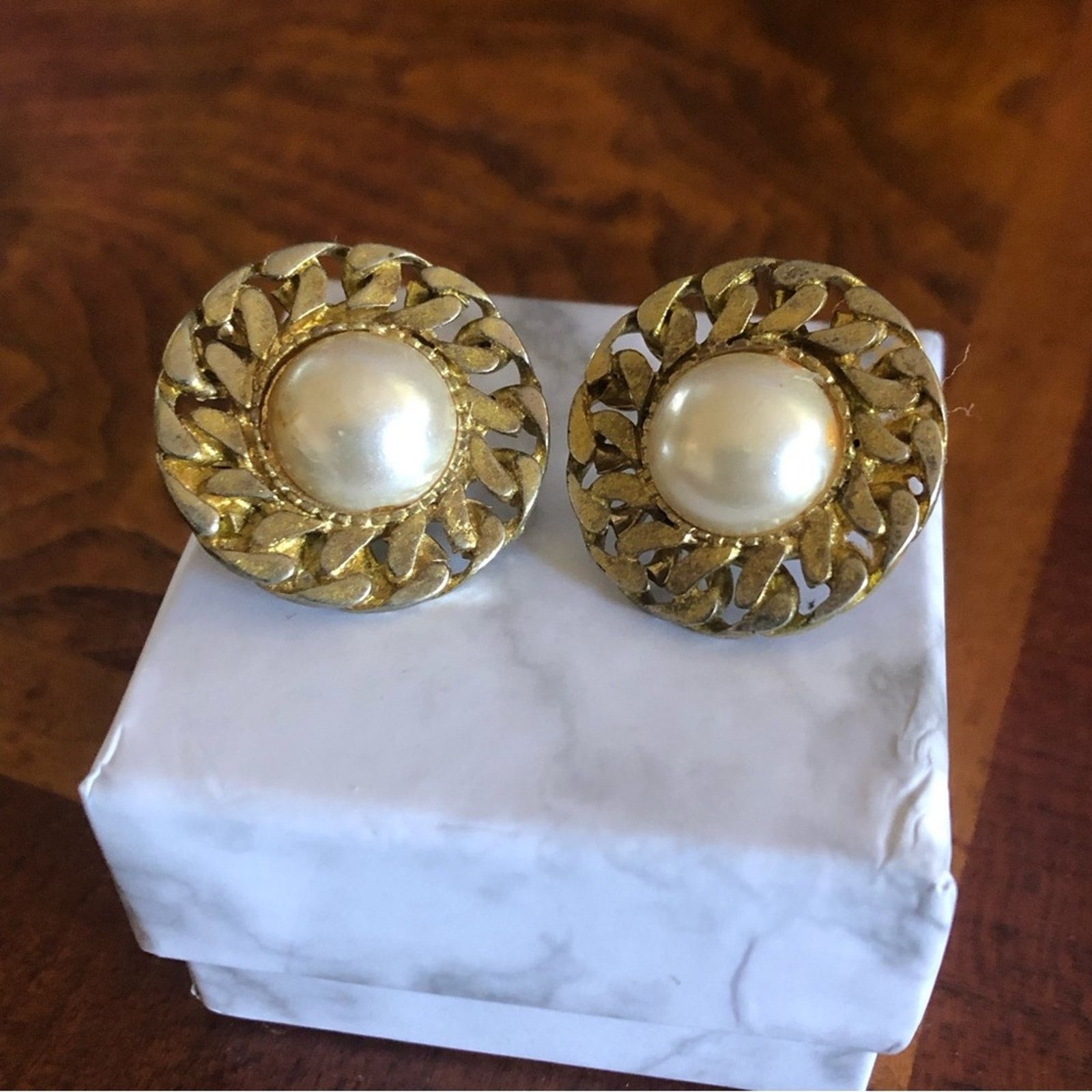 Vintage Vintage 70s gold plated chain wrapped faux pearl earring Size ONE SIZE - 1 Thumbnail