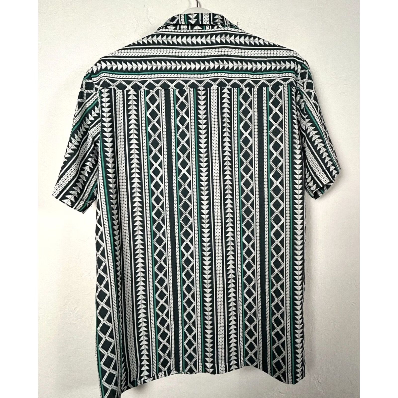 Vintage Charmkp R Men's Button-Up Shirt Boho Tribal Green Size Large NWT Short Sleeve Collar Button-Down Polyester Shirt Mens Size US L / EU 52-54 / 3 - 2 Thumbnail