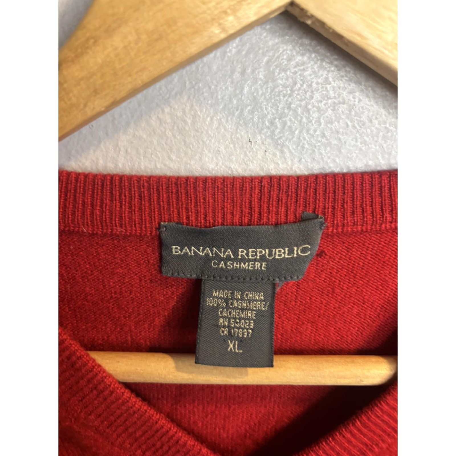 Banana Republic Banana Republic Sweater Mens XL Red Cashmere V Neck Pullover Knit Lightweight Size US XL / EU 56 / 4 - 3 Thumbnail