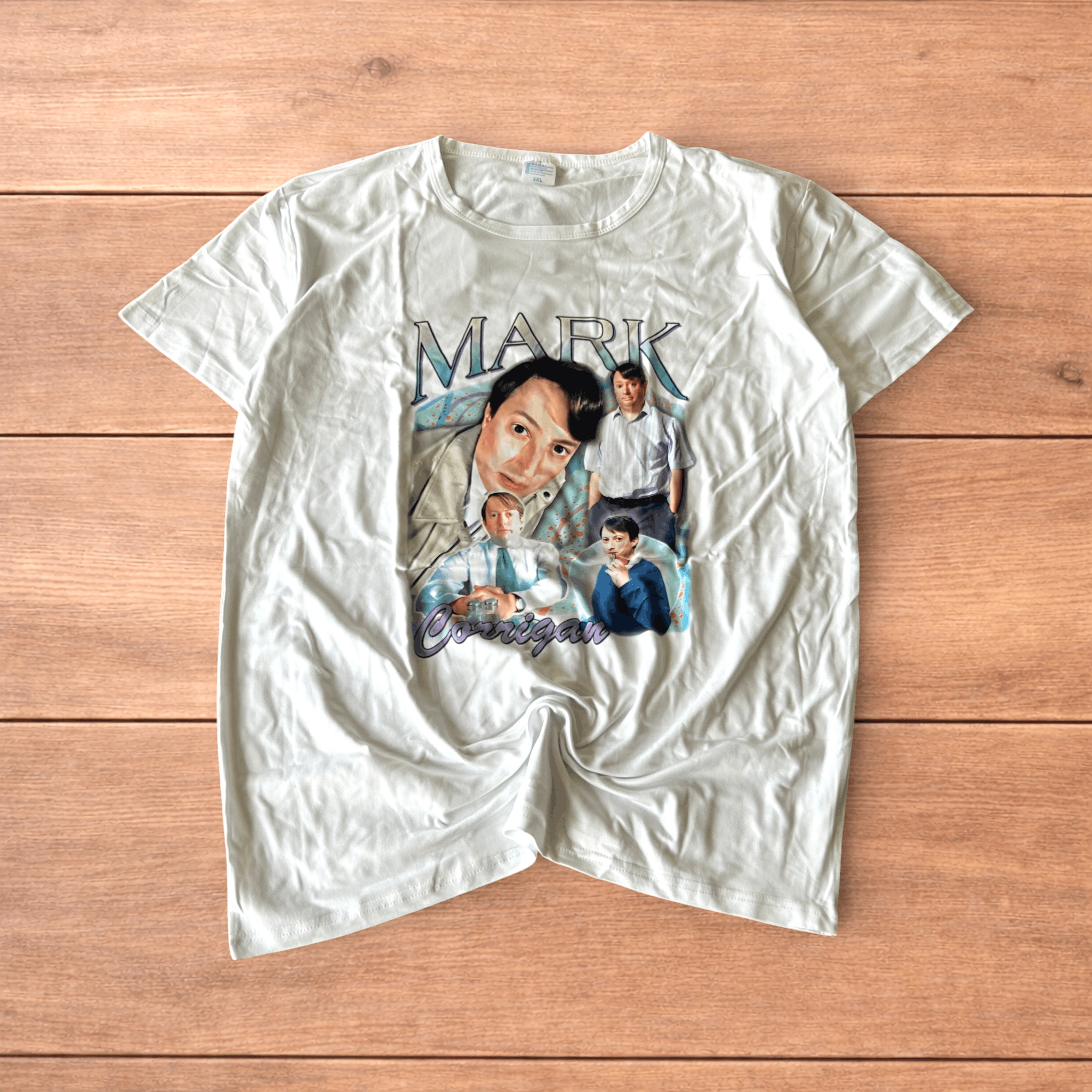 Japanese Brand Novelty Peep Show Mark Corrigan T-shirt in white w. graphic. Size US L / EU 52-54 / 3 - 1 Thumbnail