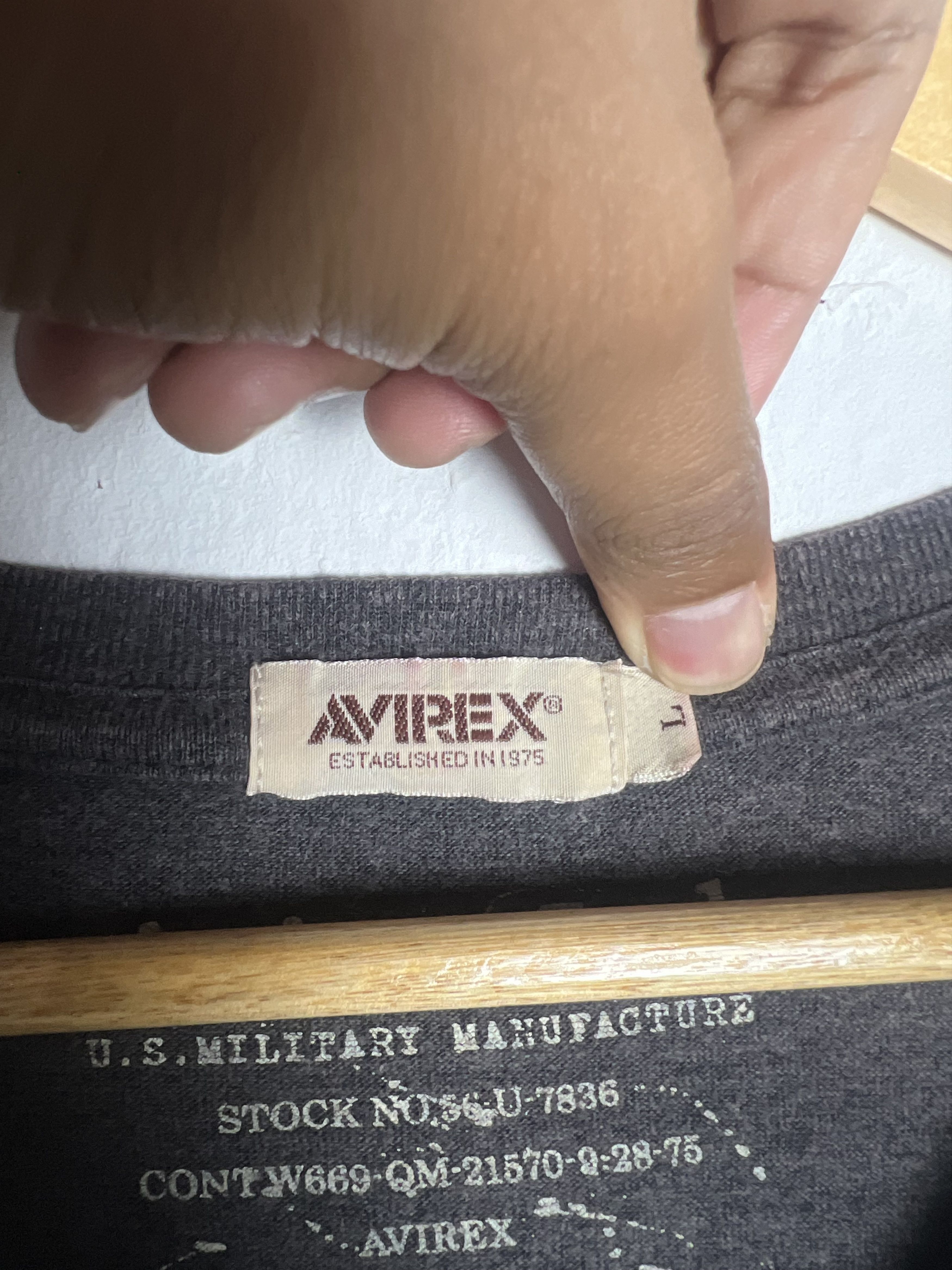 Avirex Avirex V Neck Tshirt Size US L / EU 52-54 / 3 - 7 Thumbnail