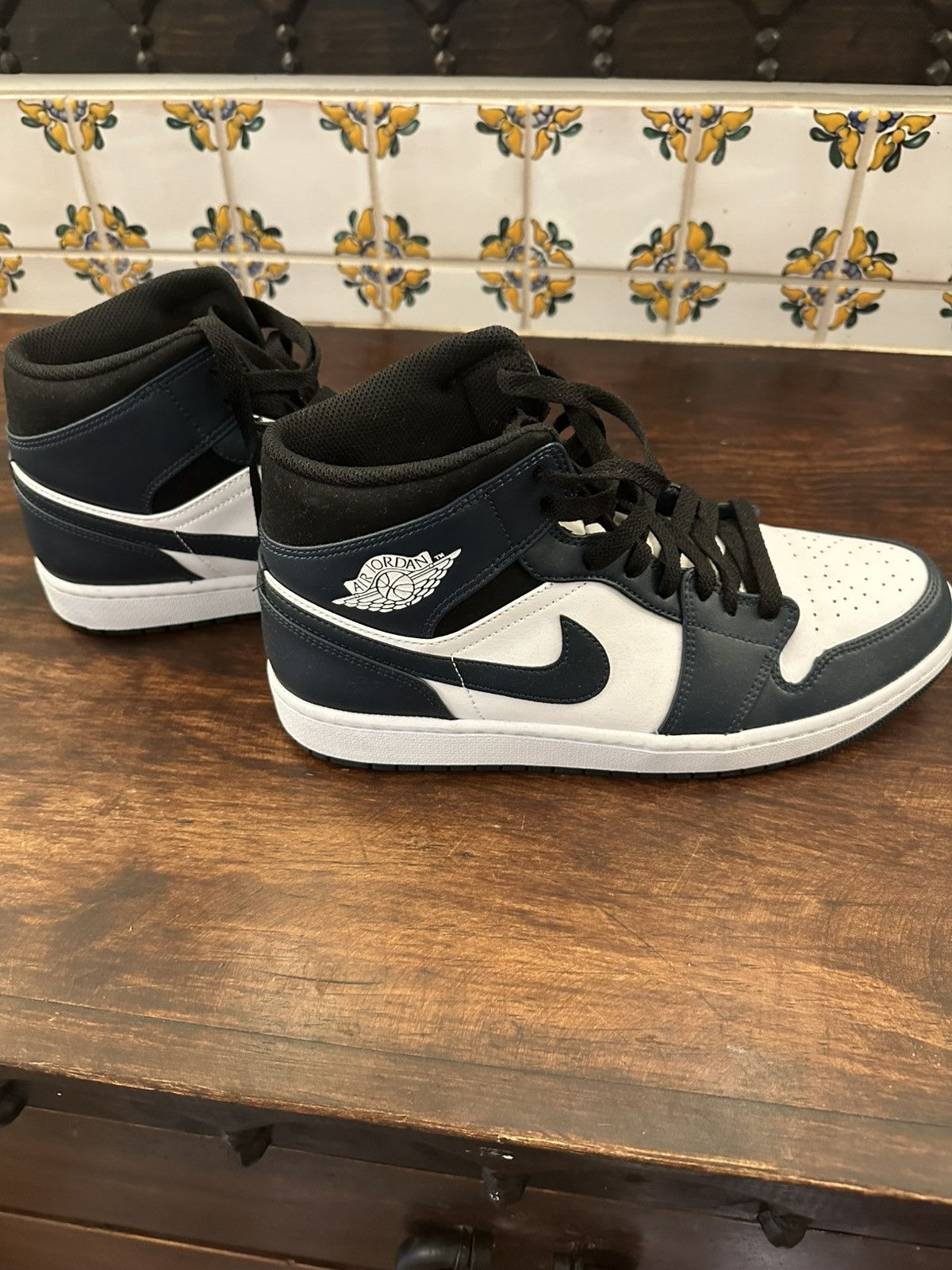 Nike Jordan 1 mid Size US 10.5 / EU 43-44 - 3 Thumbnail