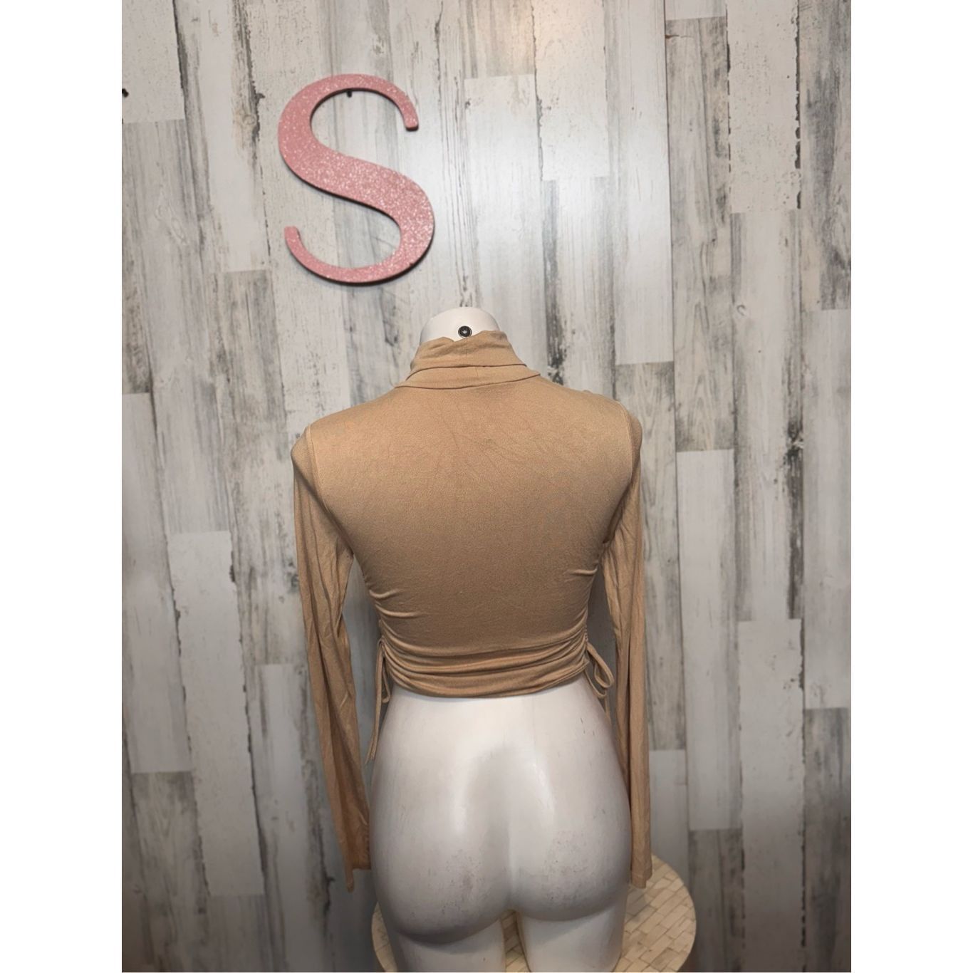 Forever 21 Forever 21 Tan Ruched Cutout Turtleneck Long Sleeve Crop Top Size S / US 4 / IT 40 - 6 Thumbnail