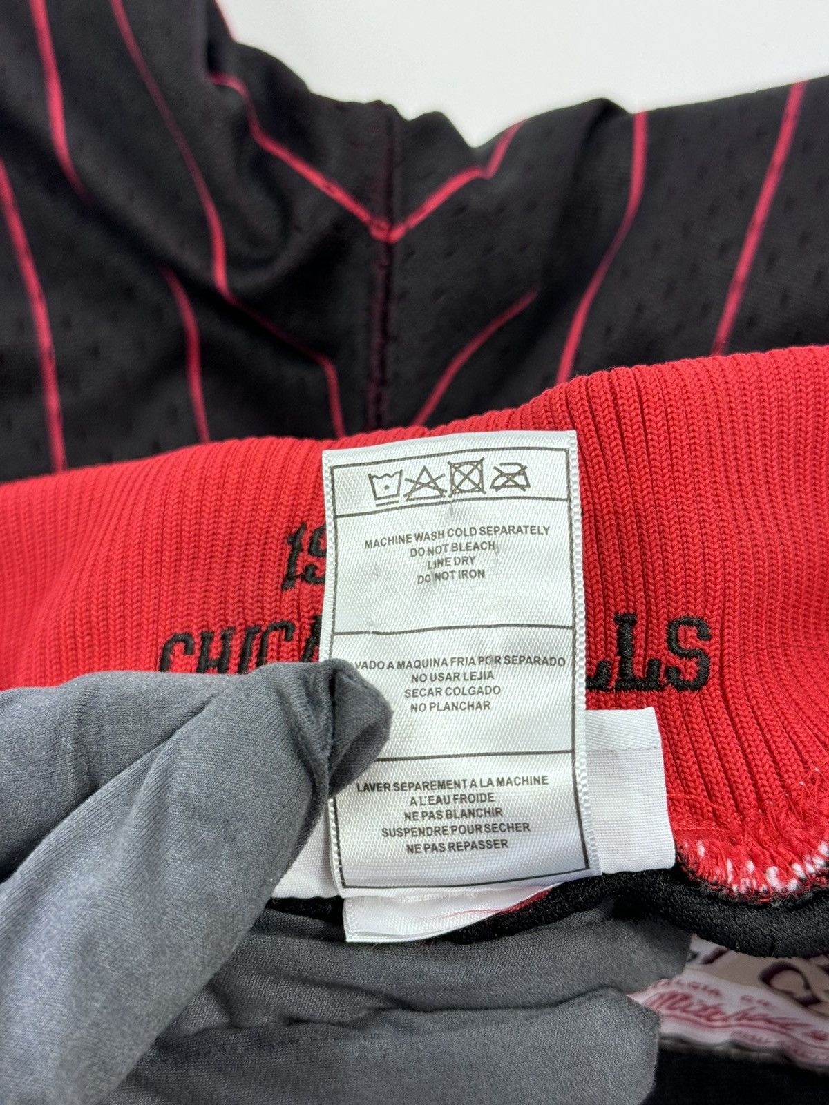 Mitchell & Ness LOGO NBA CHICAGO BULLS BASKETBALL SHORTS Size US 32 / EU 48 - 10 Thumbnail