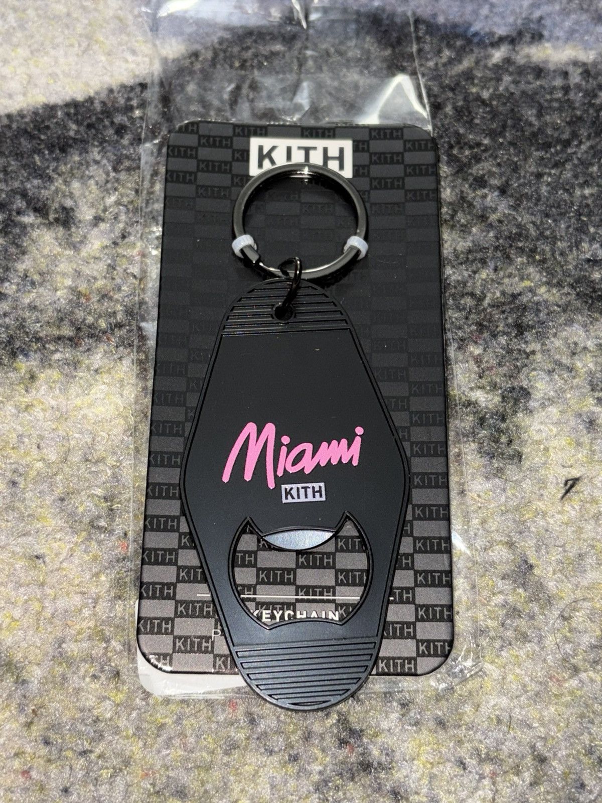 kith spider-man キーホルダー Kith Kith X Spider-Man 60th Anniversary Key Chain | Grailed