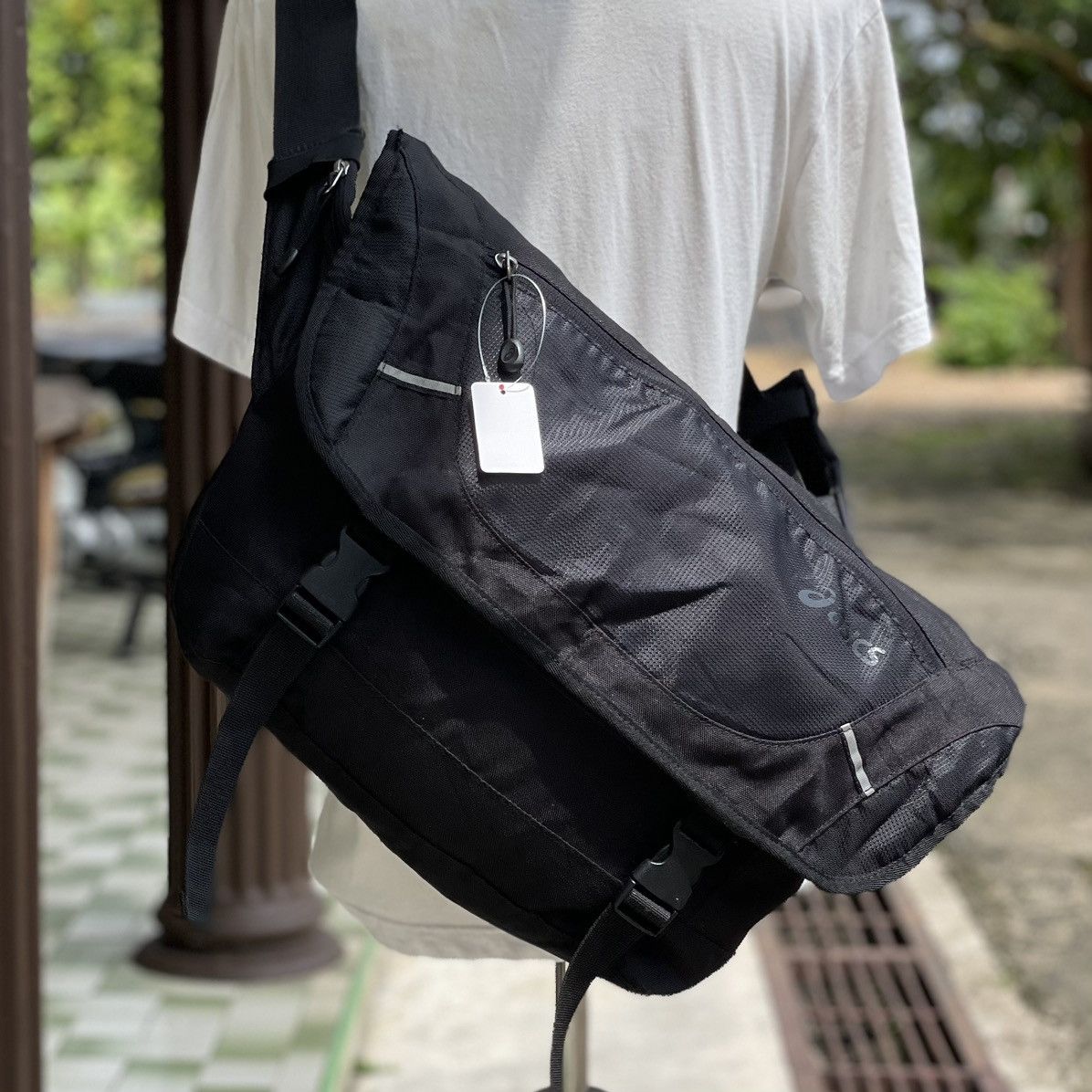 Asics × Vintage BLACK Y2K ASICS OVERSIZED CROSSBODY Size ONE SIZE - 2 Thumbnail