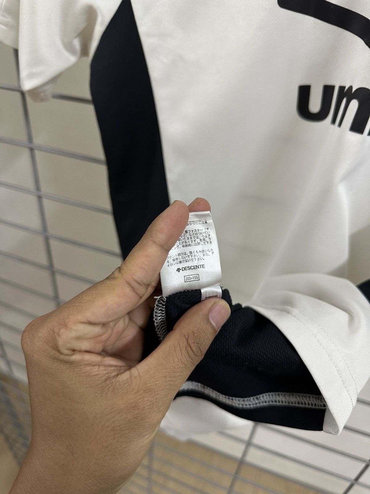 Umbro Rare Umbro Inter Milan Colourway Jersey By Descente Size US M / EU 48-50 / 2 - 7 Thumbnail