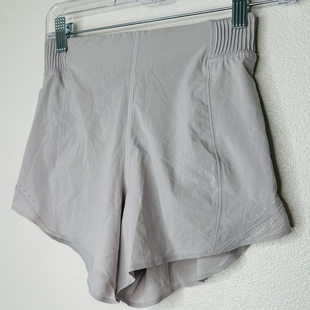 Lululemon Lululemon Gray Hotty Hot High Rise Shorts Special Edition 2 Size 26" / US 2 / IT 38 - 2 Thumbnail