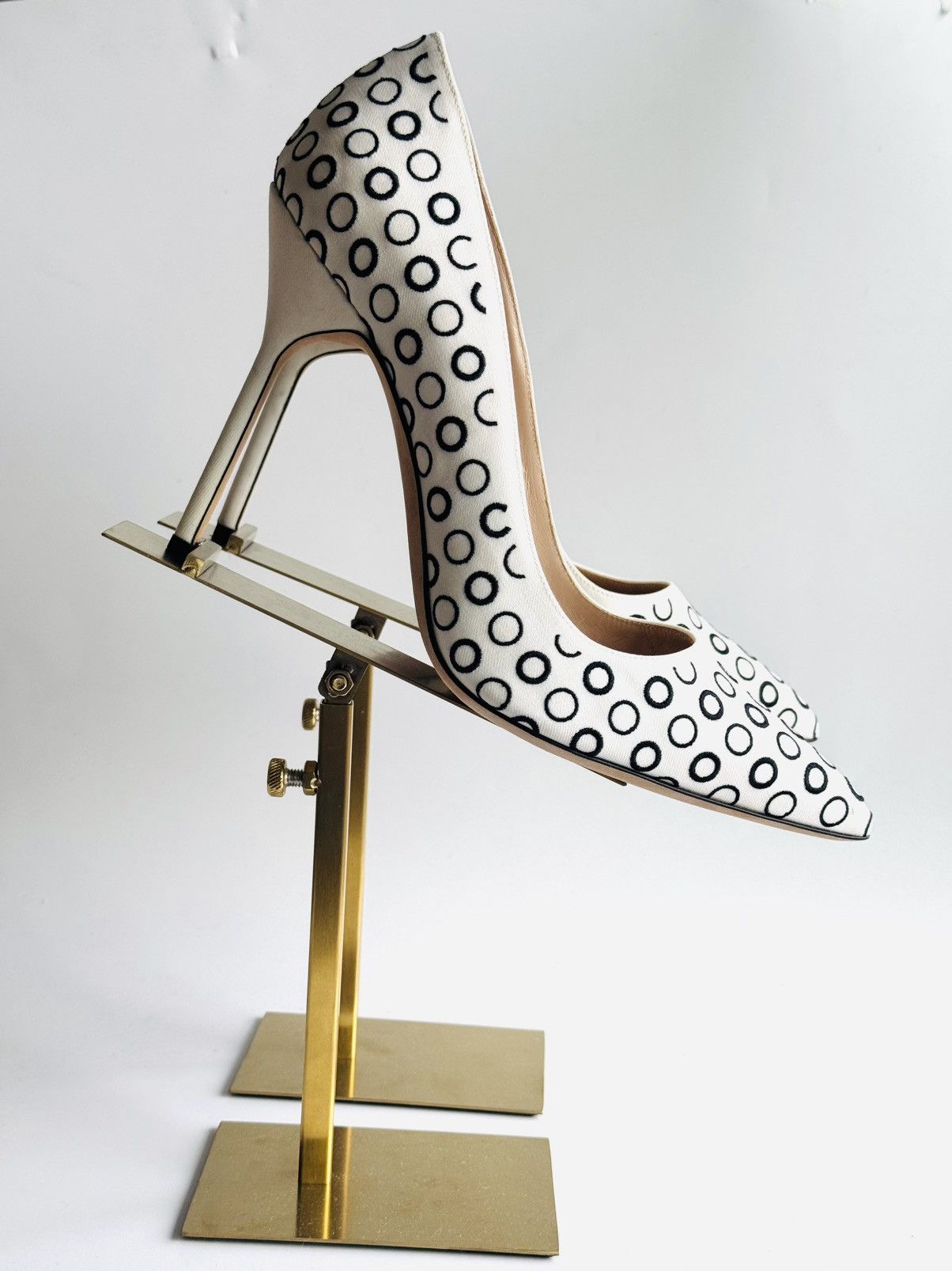 Manolo Blahnik Bb pump embroidered black dots sz 40