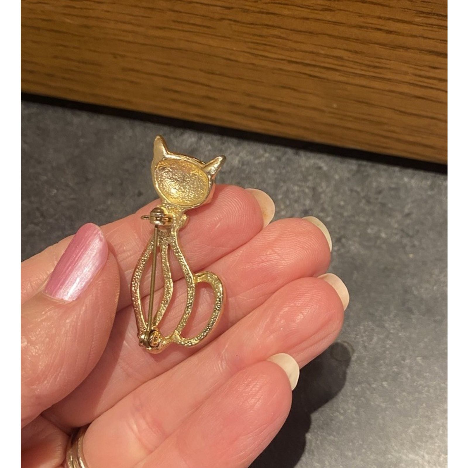 Vintage VTG enamel gold tone Cat Brooch with ruby red eyes D1 Size ONE SIZE - 3 Thumbnail