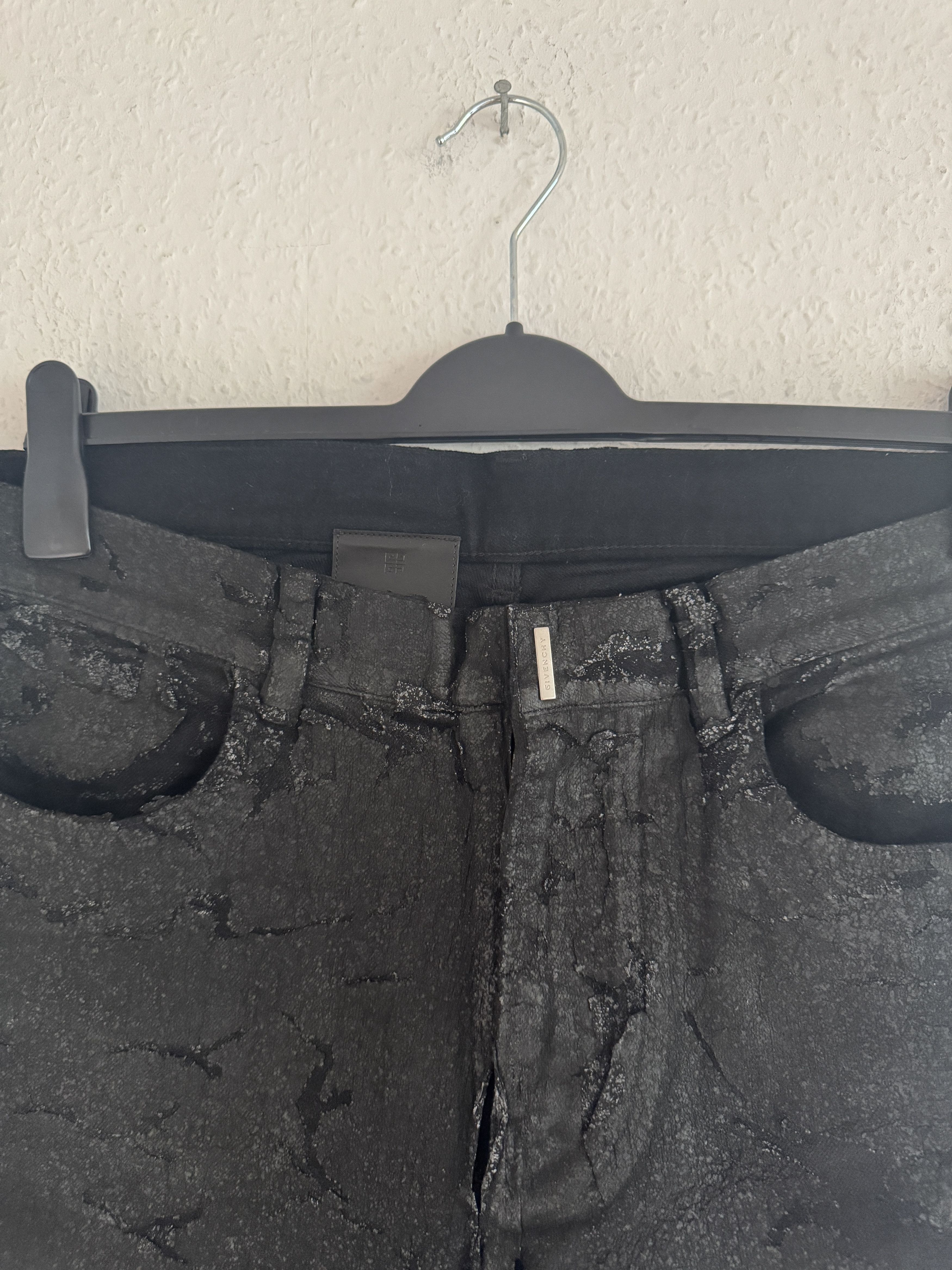 Cracked Paint Slim-Fit Denim Pants – Black