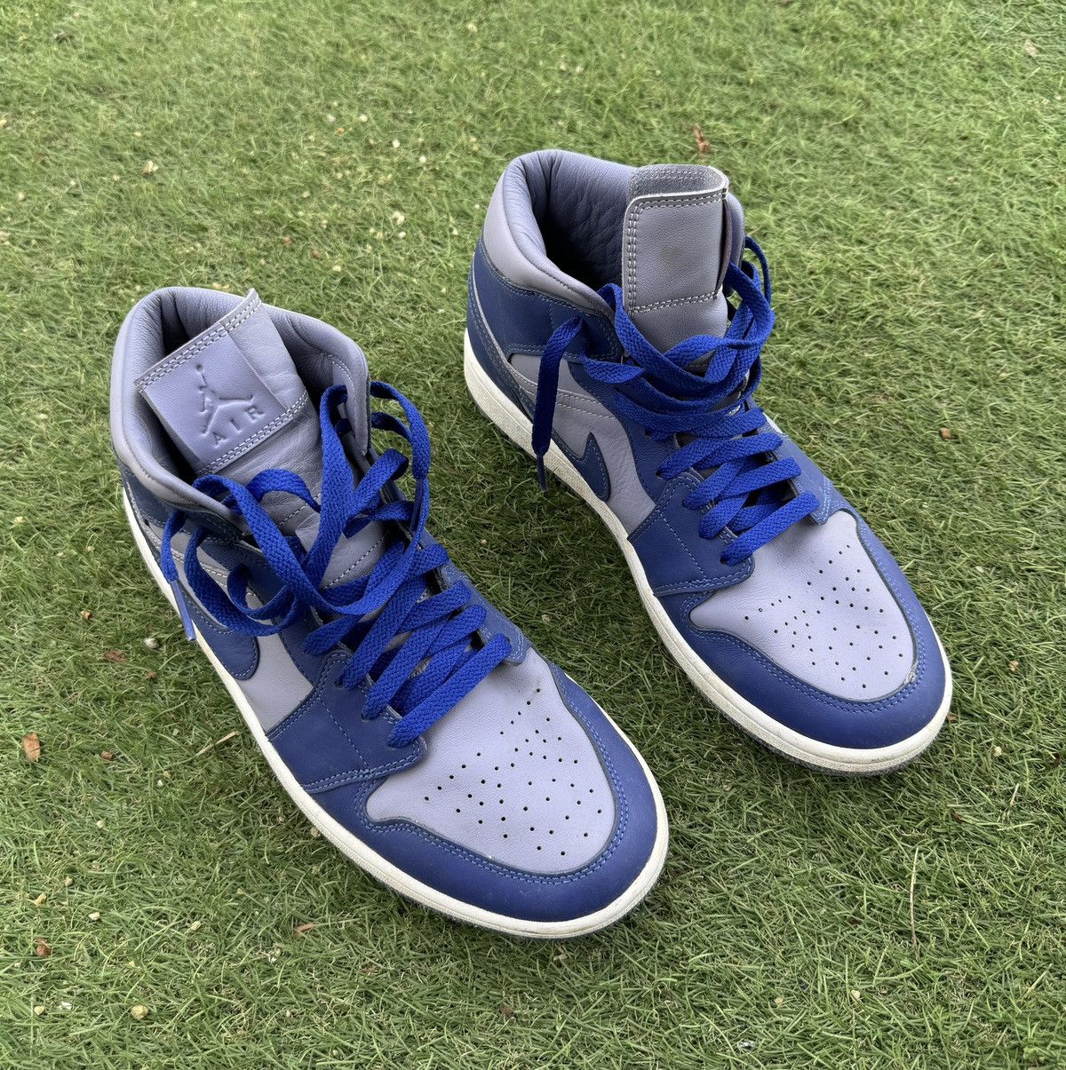 Nike NIKE AIR JORDAN 1 MID ROYAL BLUE SNEAKERS Size US 11 / IT 41 - 1 Thumbnail