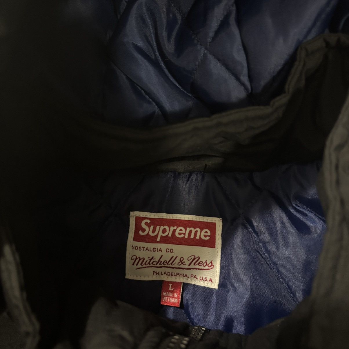 Supreme Supreme Mitchell & Ness NCAA Stadium Jacket Black Large FW24 Size US L / EU 52-54 / 3 - 5 Thumbnail