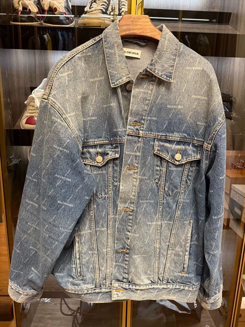 Balenciaga Balenciaga size 34 Full print denim jacket Size US S / EU 44-46 / 1 - 1 Thumbnail