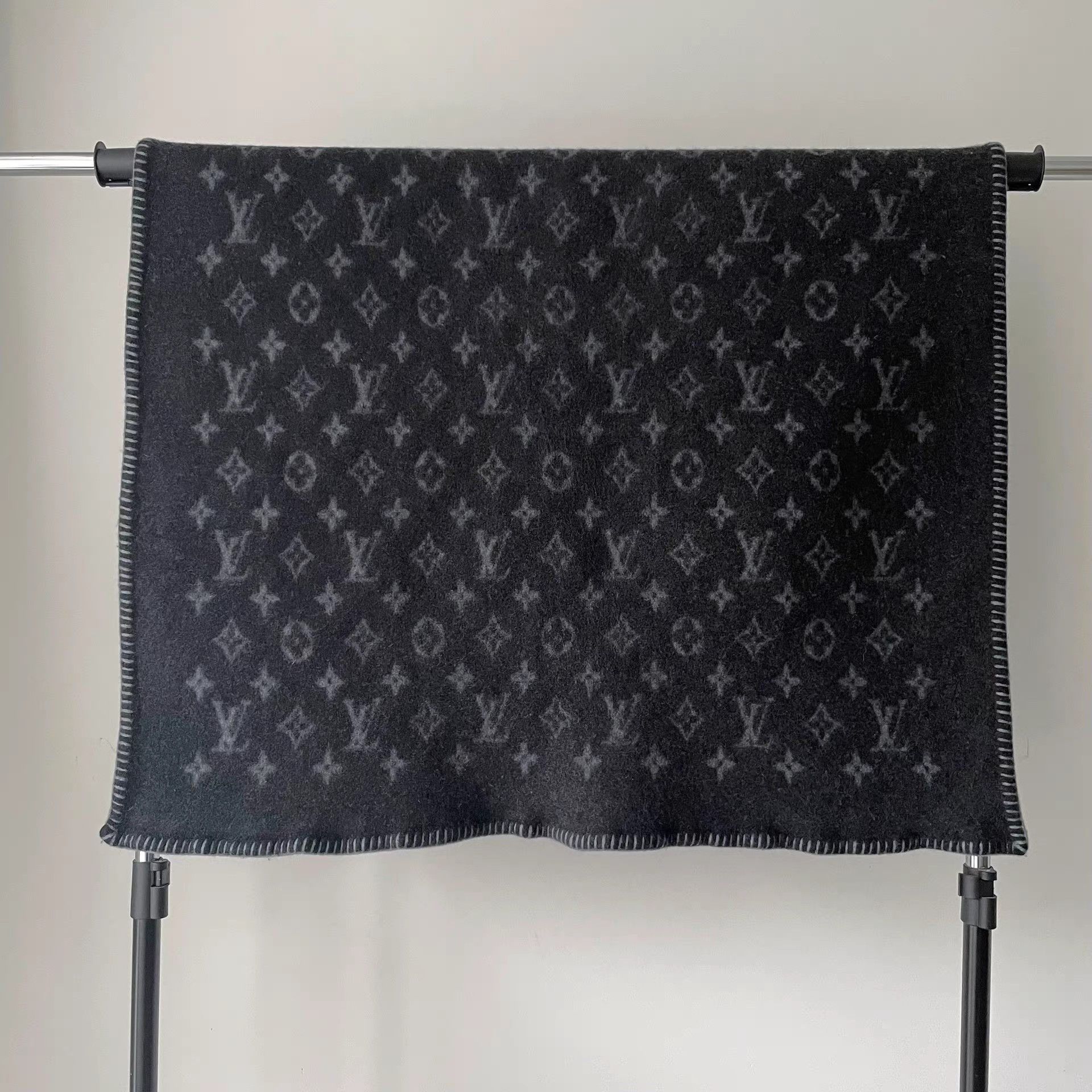 Louis Vuitton Louis Vuitton Reversible Wool Blanket Size ONE SIZE - 4 Thumbnail