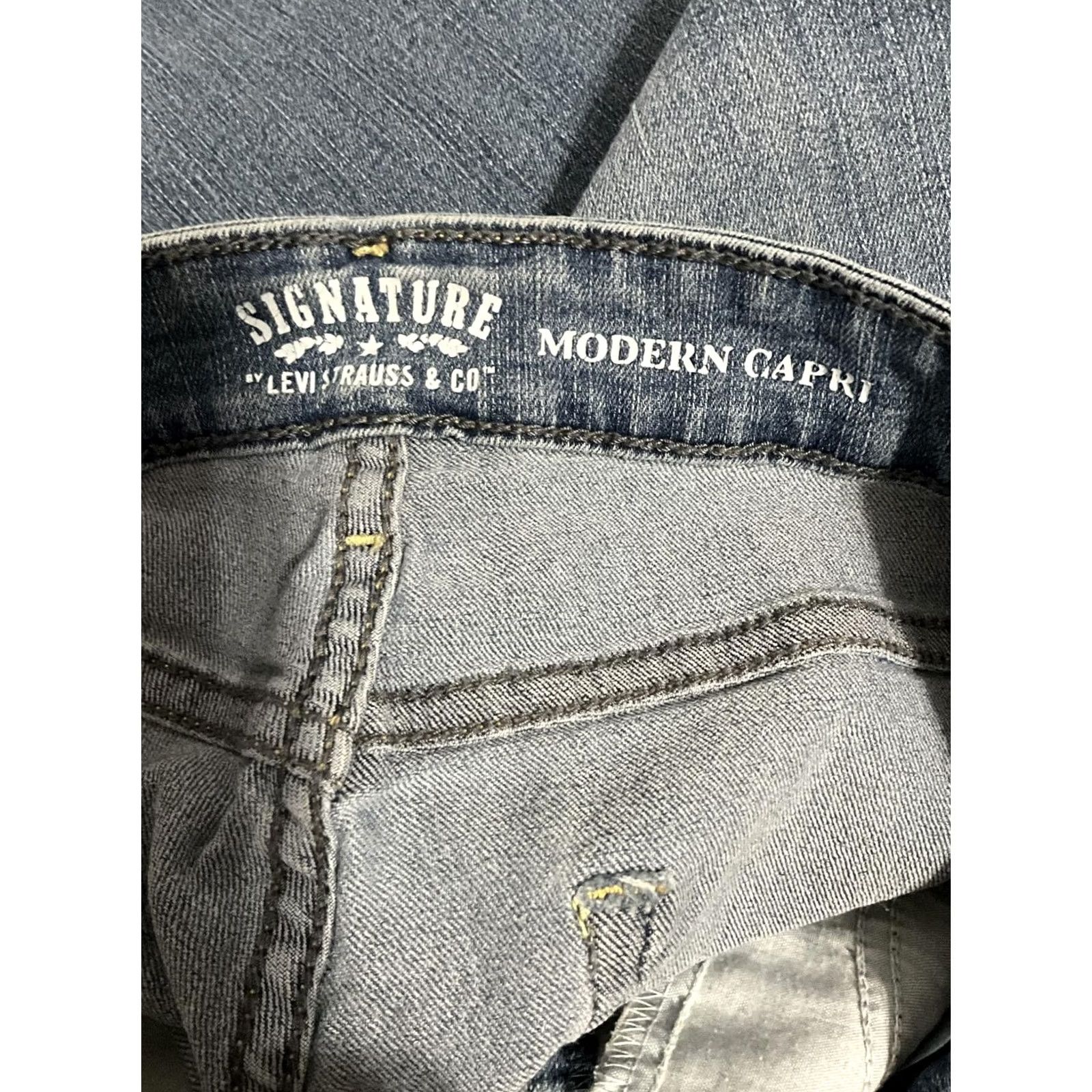 Levi's Levi's Signature Modern Capri Jeans Size 6 28x21 Womens Blue Denim Button Regular 100% Cotton Capri Fits Relaxed Slimmed Capris Size 28" / US 6 / IT 42 - 2 Thumbnail
