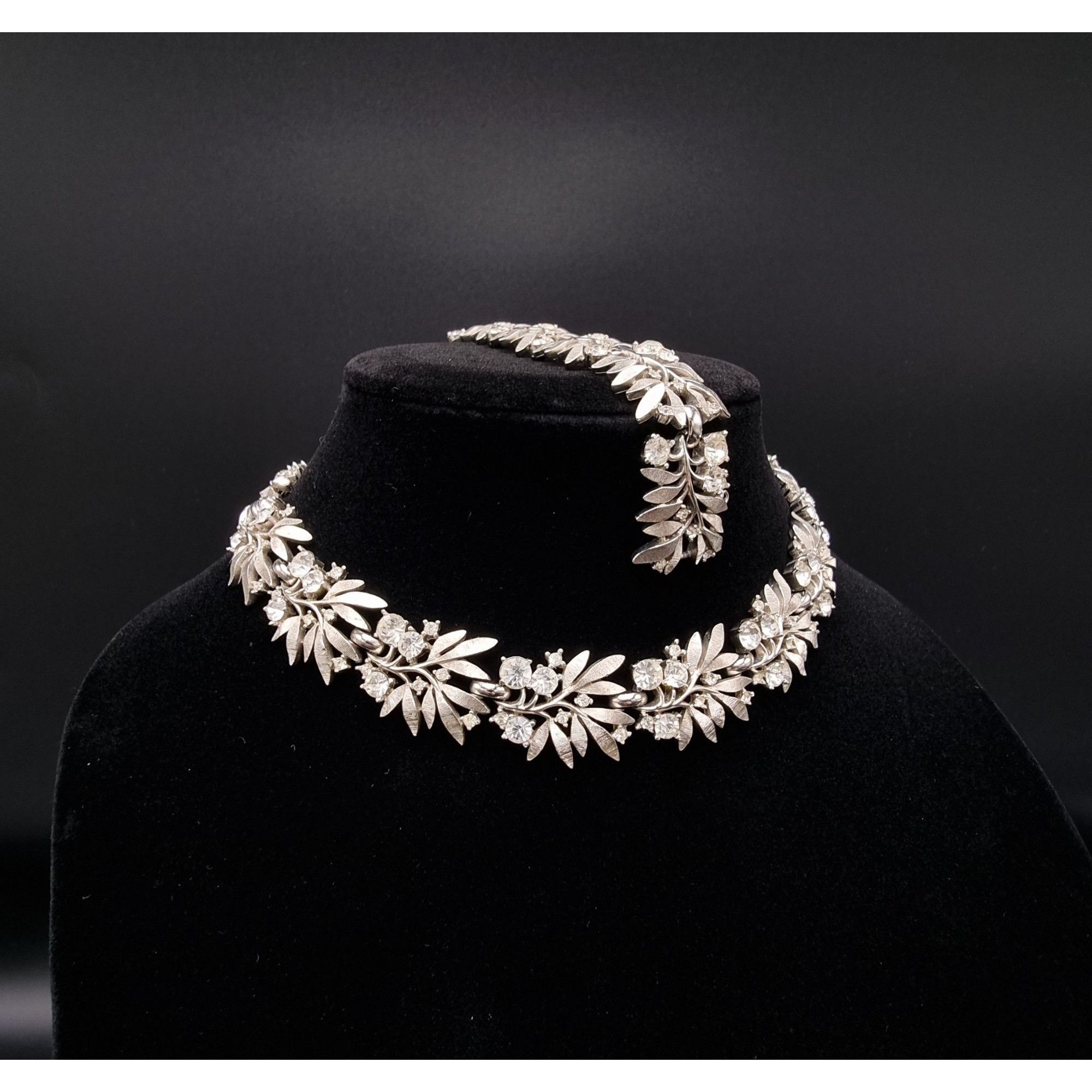 Vintage Vintage 1960s TRIFARI Silver-Tone Rhinestone Leaf Necklace & Size ONE SIZE - 1 Thumbnail