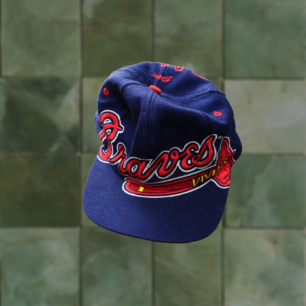 Vintage VINTAGE Atlanta Braves Hat Cap Snapback Big Logo Blockhead Ed West Signatures Men Blue One Size Logo 90s Sports Urban Baseball Cap Mens Size ONE SIZE - 1 Thumbnail