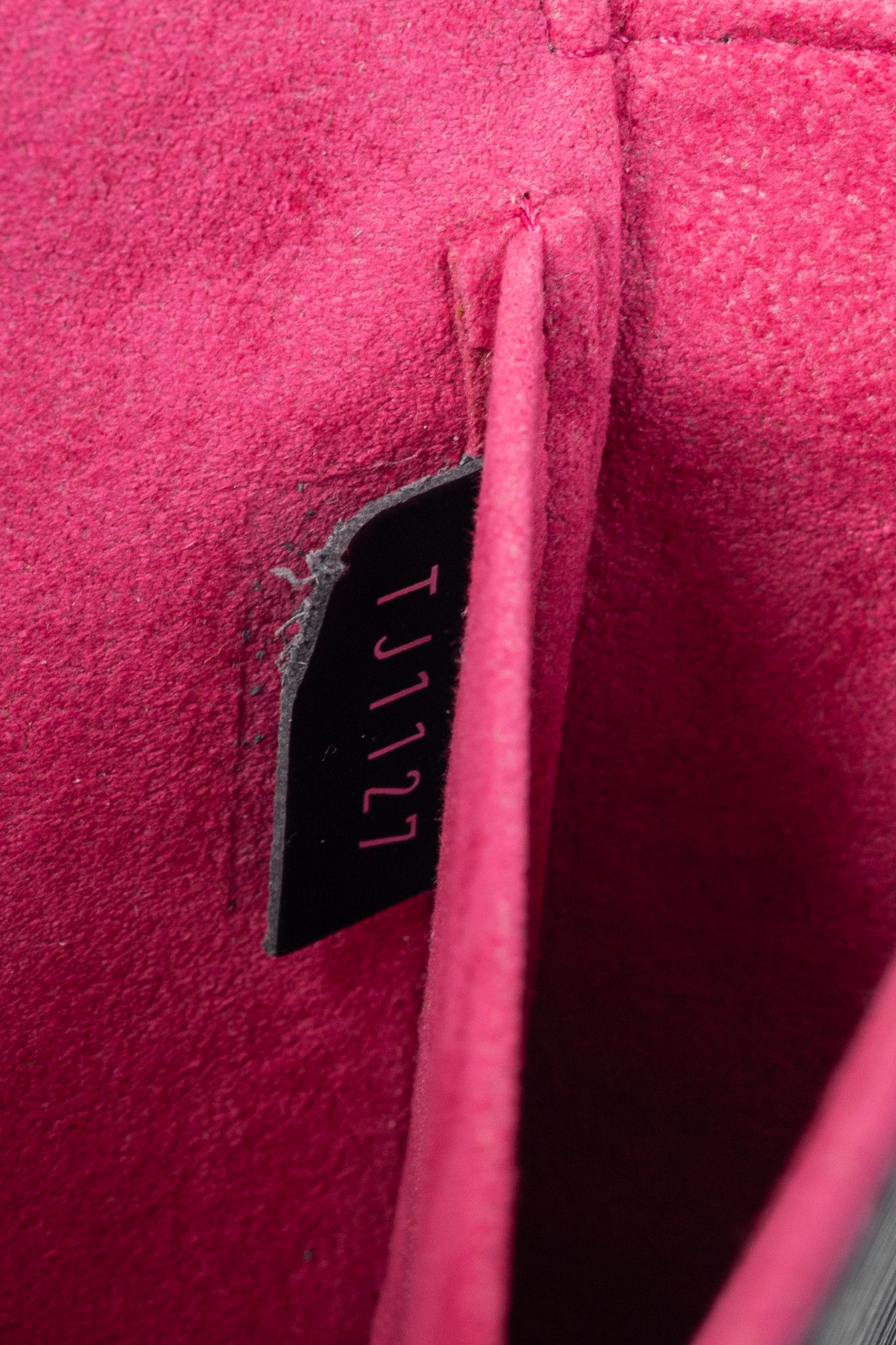 Louis Vuitton Louis Vuitton Felicie Noir & Fuchsia Epi Leather Pochette Size ONE SIZE - 17 Thumbnail