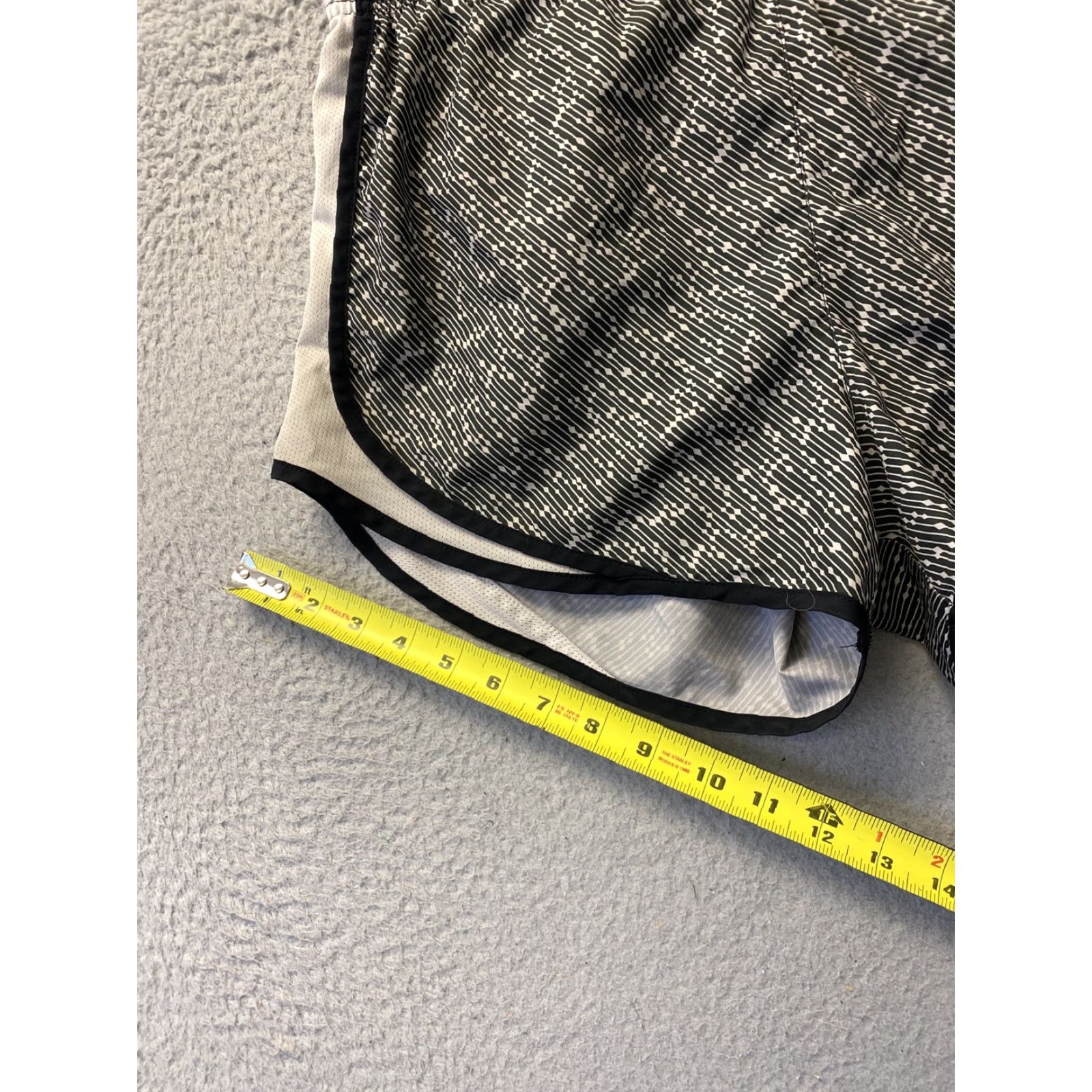 Nike Nike Dri-Fit Running Shorts Women M Gray Athletic Shorts Pocket 1998-2023 Sports Performance Size 32" / US 10 / IT 46 - 6 Thumbnail