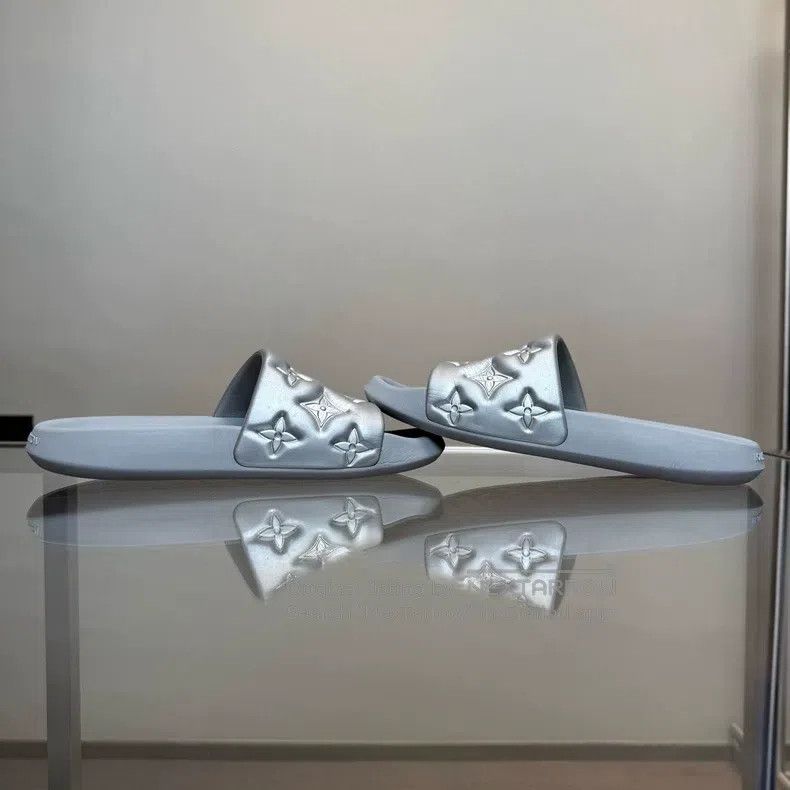Louis Vuitton Louis Vuitton Silver embossed presbyopic slippers Size US 8 / EU 41 - 5 Thumbnail