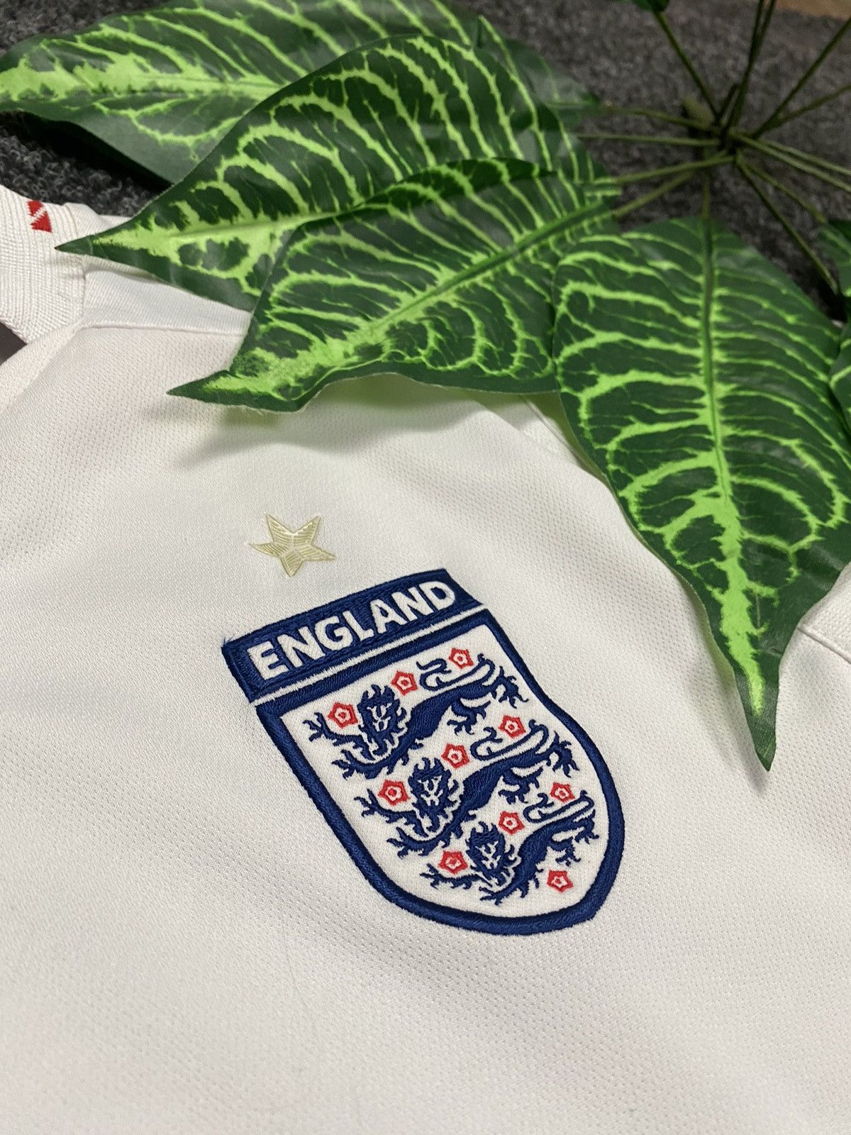 Umbro × Vintage Vintage England 🏴󠁧󠁢󠁥󠁮󠁧󠁿 Umbro Soccer Jersey size M Size US M / EU 48-50 / 2 - 10 Thumbnail