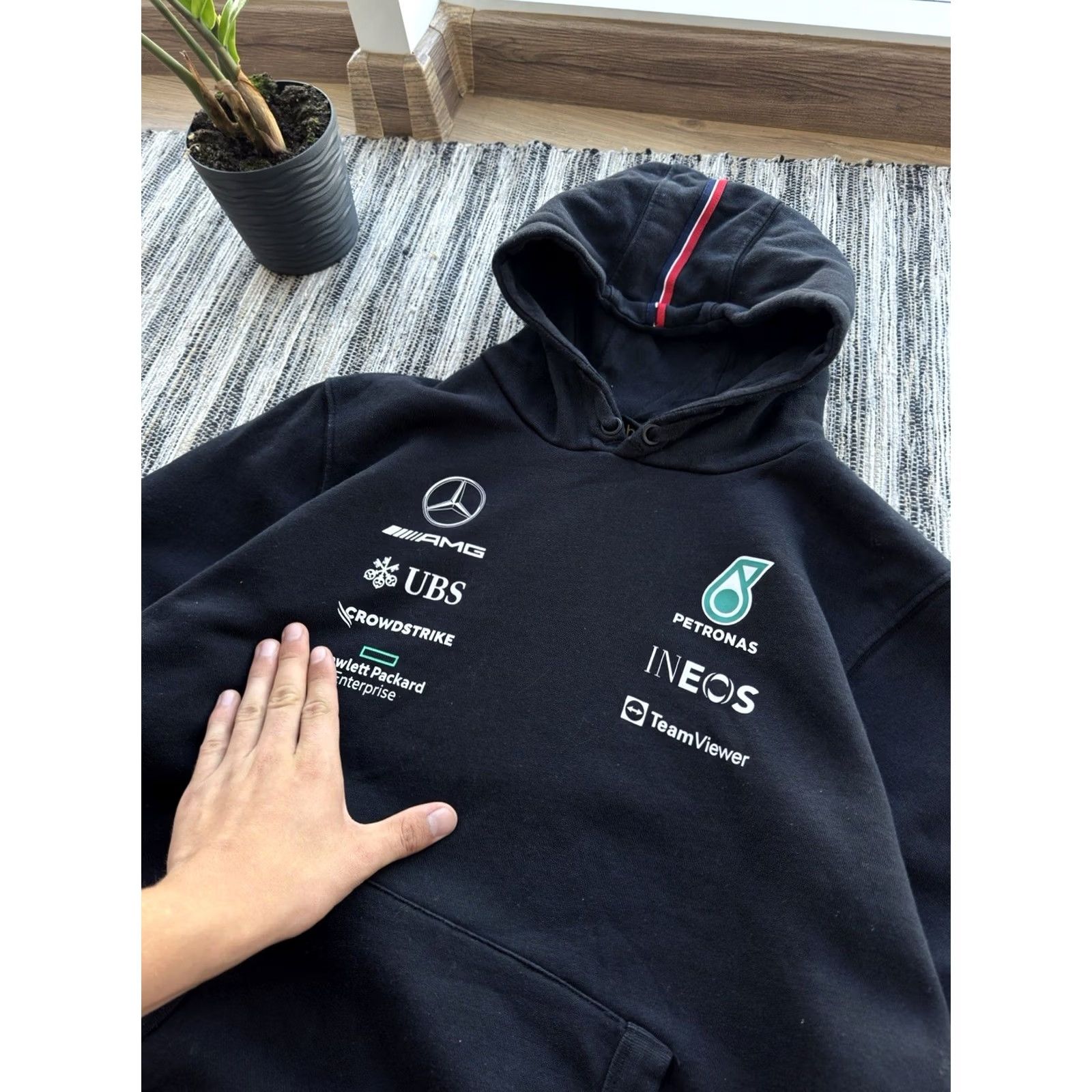 Mercedes-Benz VINTAGE Mercedes-Benz AMG Petronas Formula One Team Black Hoodie Men M Size Crew Neck Pullover Logo 90s Streetwear Cars Racing Nike style? Size US M / EU 48-50 / 2 - 3 Thumbnail
