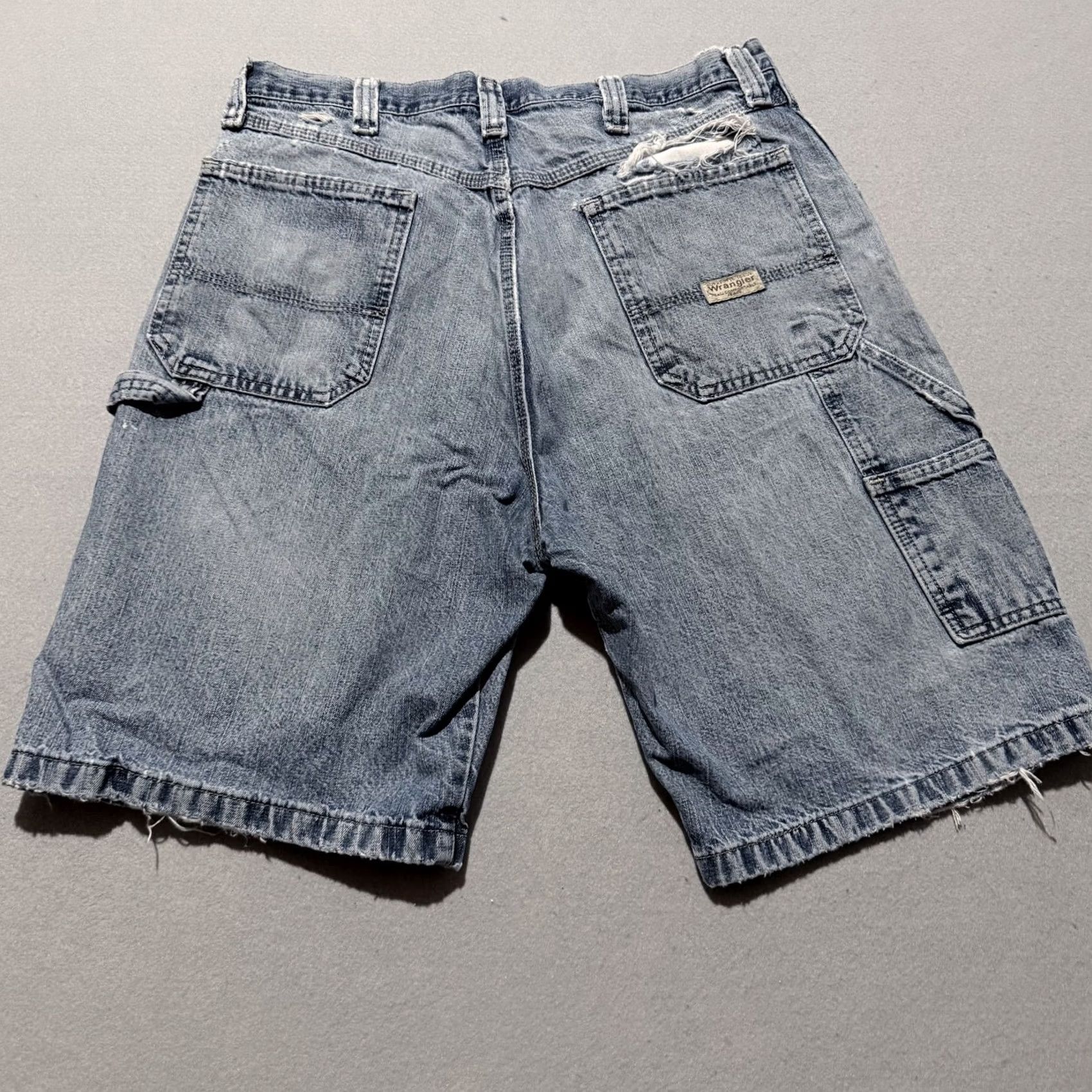 Wrangler VINTAGE Wrangler Carpenter Shorts Men Blue Denim Distressed Relaxed Fit 34 Bermuda 5-Pocket City 90s Mens Size US 34 / EU 50 - 2 Thumbnail