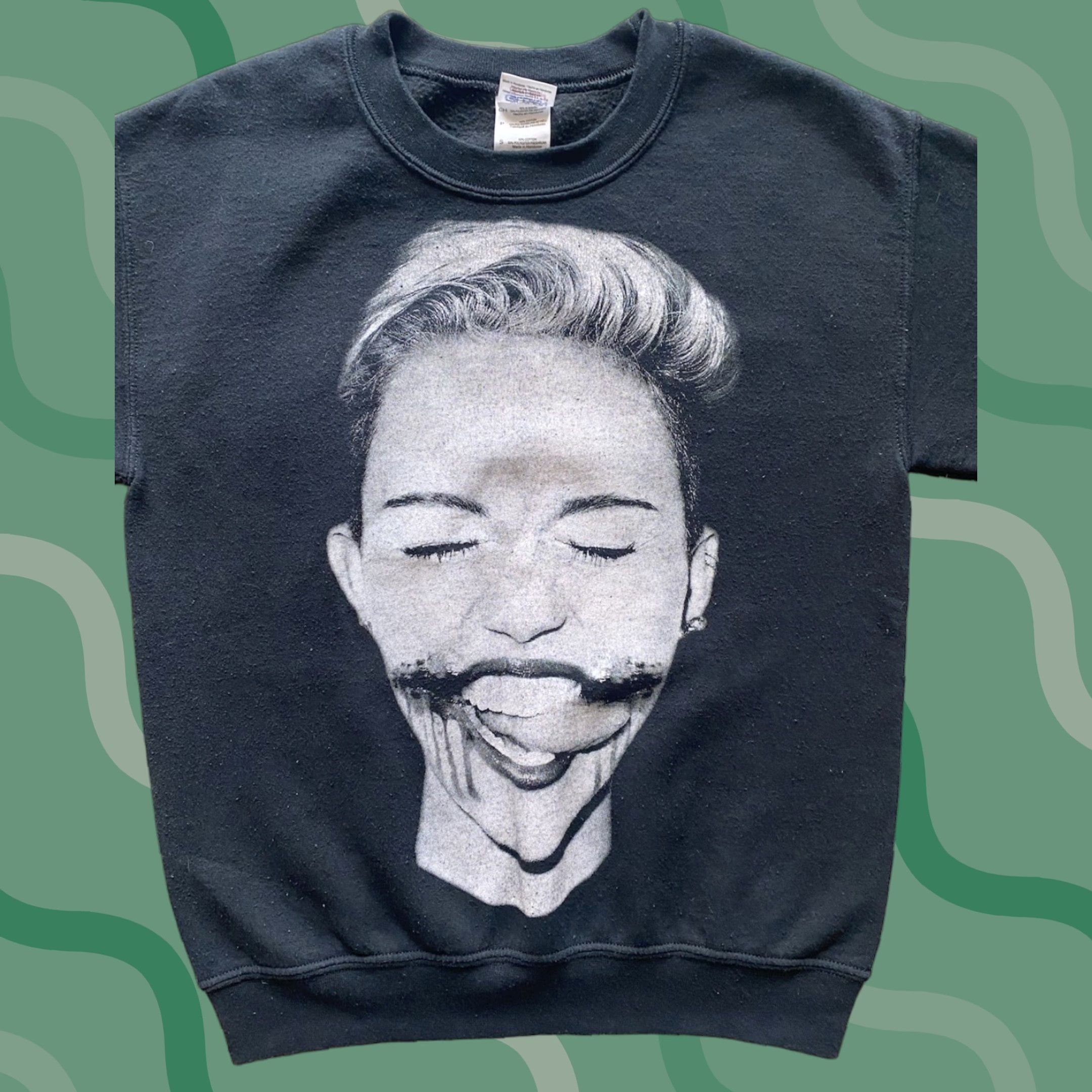 Gildan VINTAGE Chelsea Grin MENS SMALL Gildan Sweatshirt Double Sided Miley Cyrus Crew Neck Black & White B&W Face Tongue Men’s S Pullover Graphic Print Size US S / EU 44-46 / 1 - 1 Thumbnail