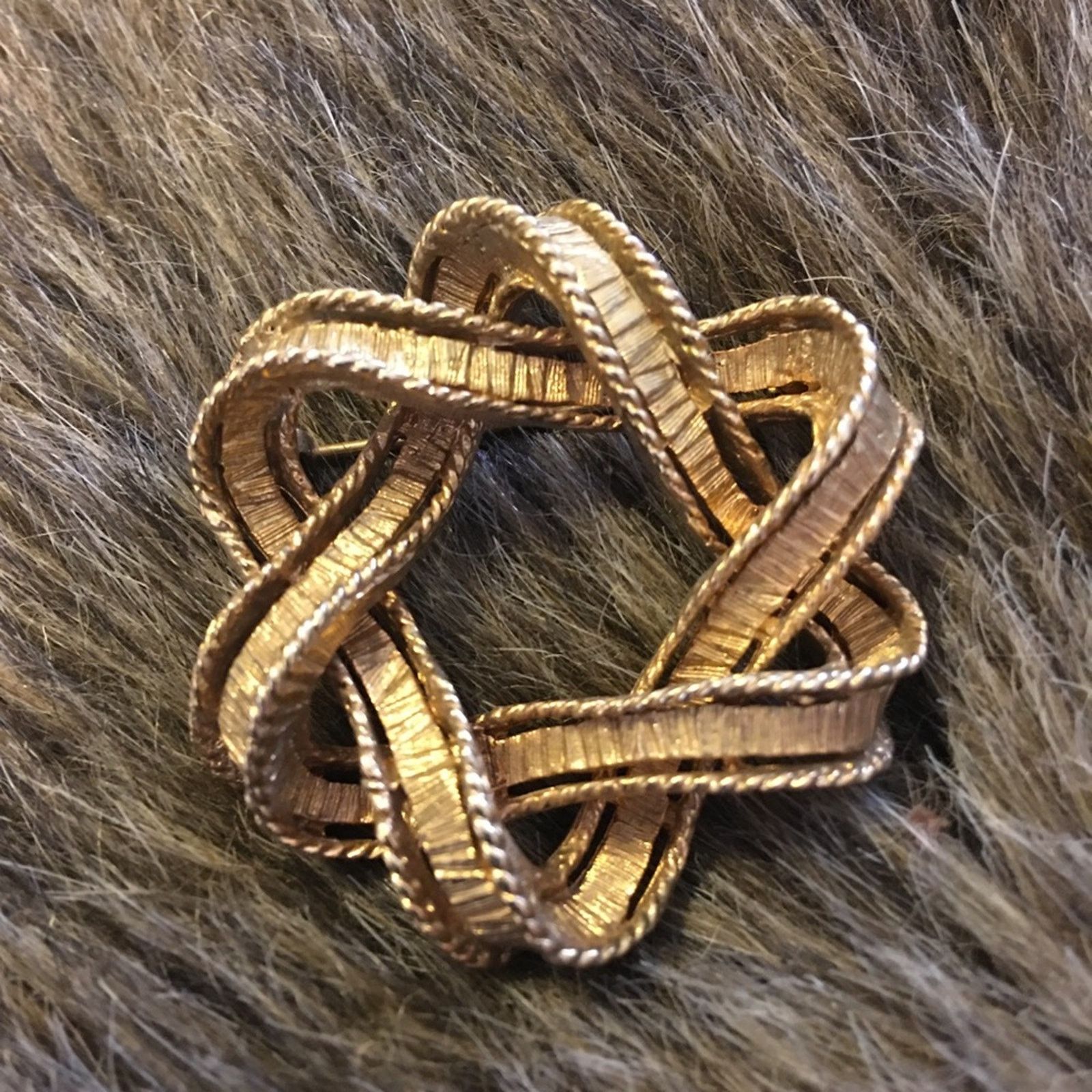 Vintage Vintage 70s gold tone wreath design brooch pin Size ONE SIZE - 1 Thumbnail