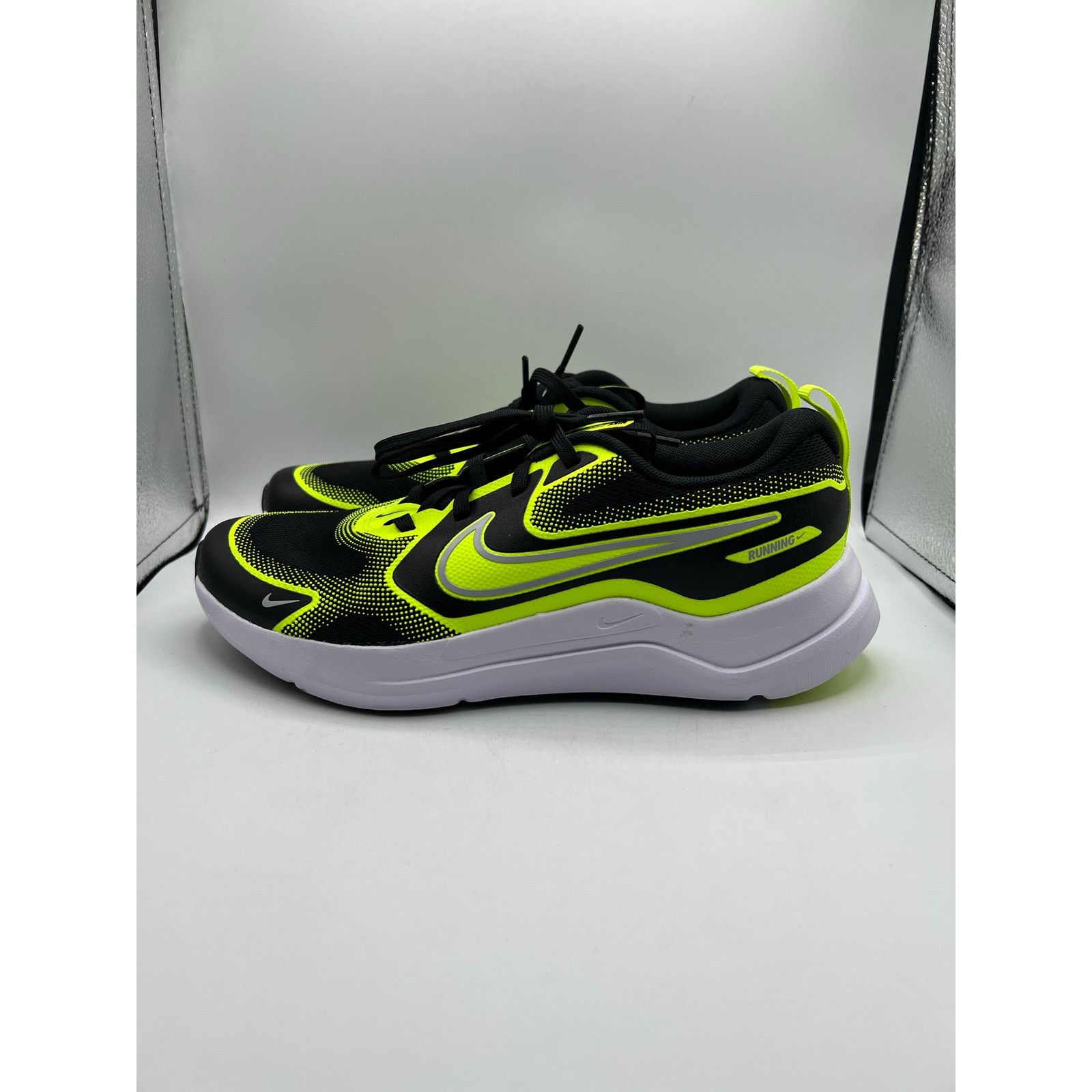Nike Nike Cosmic Runner GS “Black Volt” size 6 Y Size US 6 / EU 39 - 1 Thumbnail