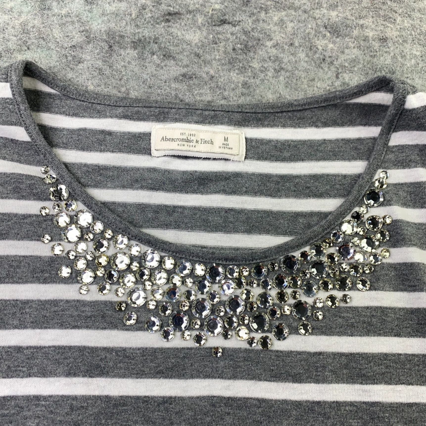 Abercrombie & Fitch Abercrombie & Fitch Womens Shirt Top M Gray Striped Rhinestones T-Shirt Casual Size M / US 6-8 / IT 42-44 - 2 Thumbnail