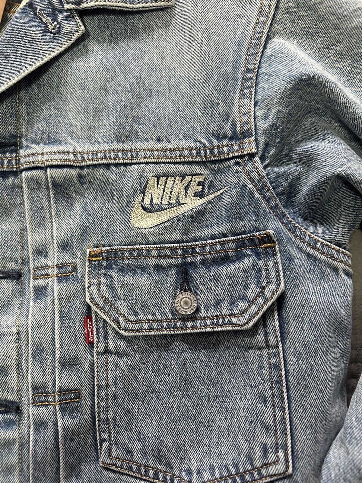 Levi's × Nike Nike Levi’s Denim Trucker Jacket size XS Size US XS / EU 42 / 0 - 3 Thumbnail