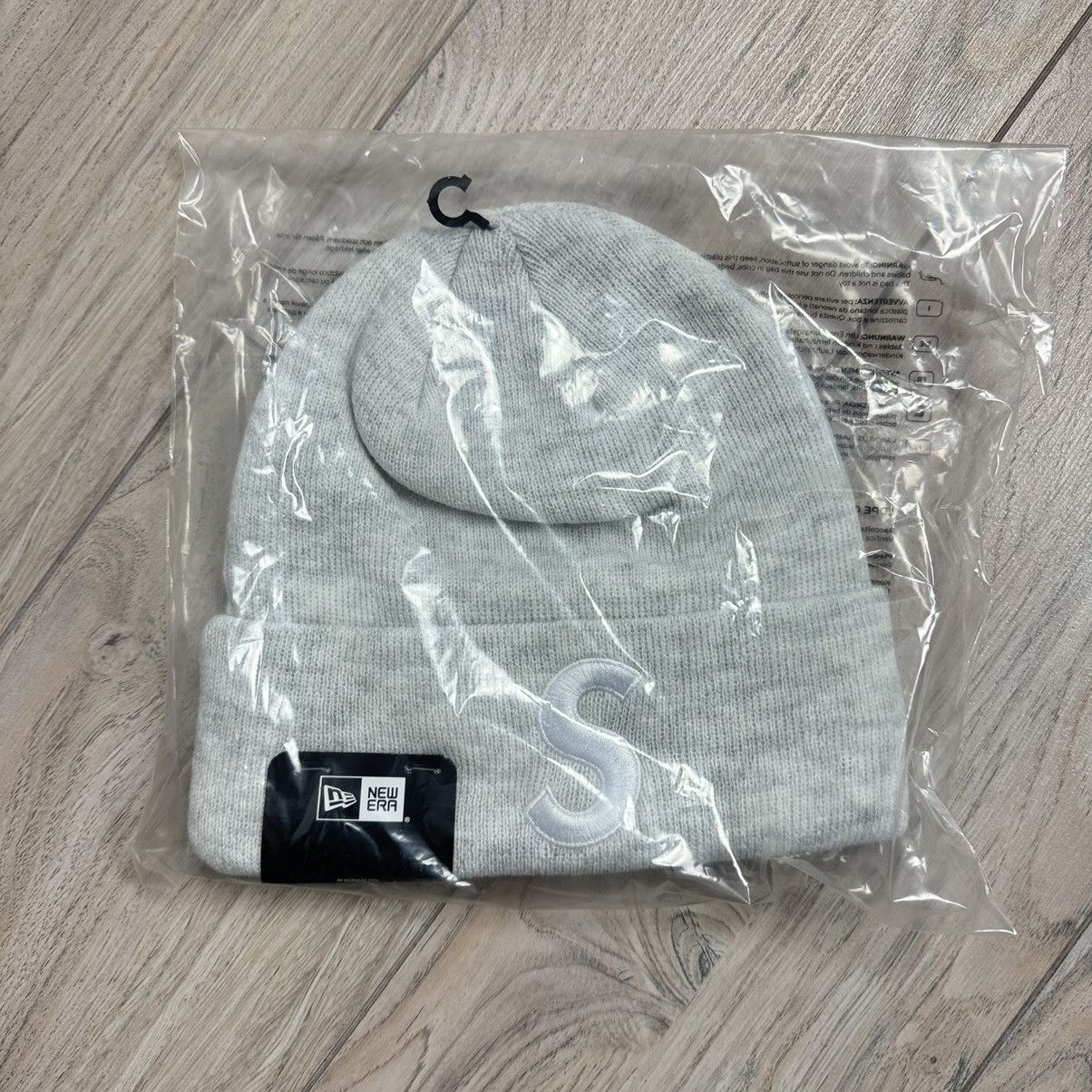 Hypebeast Supreme New Era S Logo Beanie Light Ash Grey FW24 DS Size ONE SIZE - 3 Thumbnail