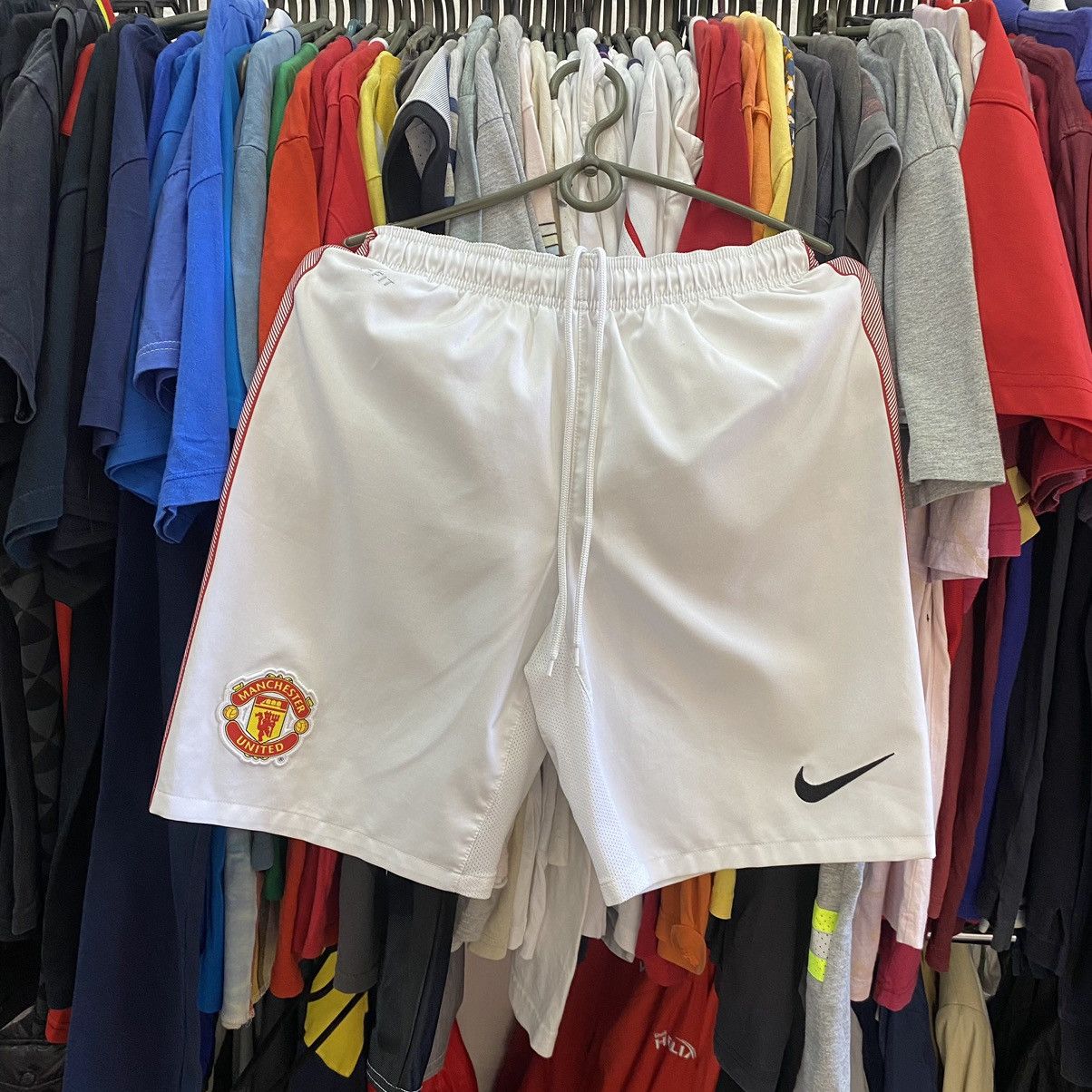 Nike Vintage Nike Manchester United Small Logo White shorts Size US 30 / EU 46 - 1 Thumbnail