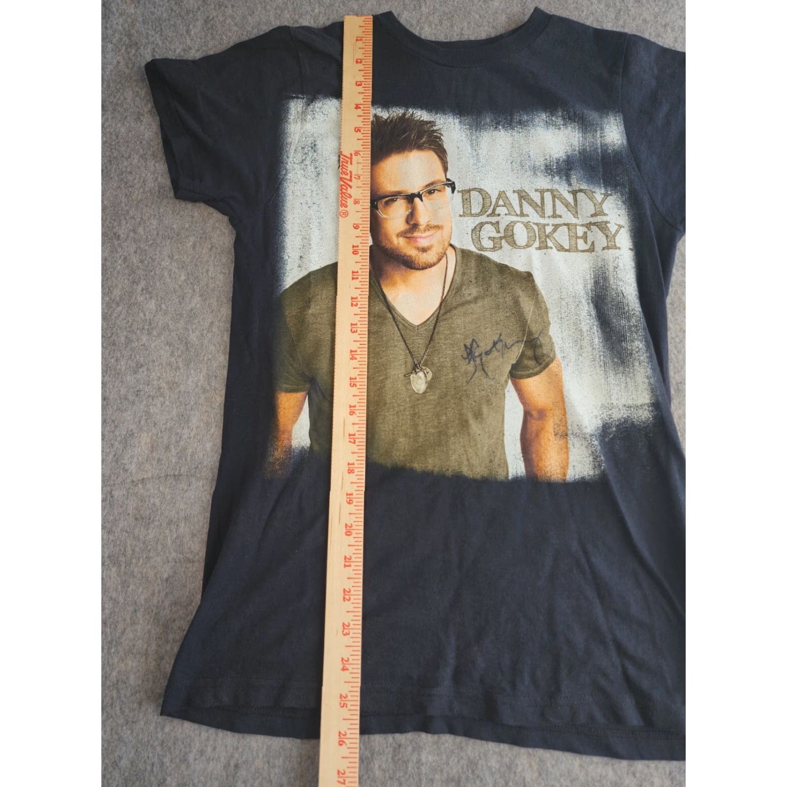 Vintage Danny Gokey Bay Island Shirt Short Sleeve Crew Neck S Autographed Vintage: No Distressed Blue Music T-Shirt Unisex Adults Small Autographed Shirt Size US S / EU 44-46 / 1 - 3 Thumbnail