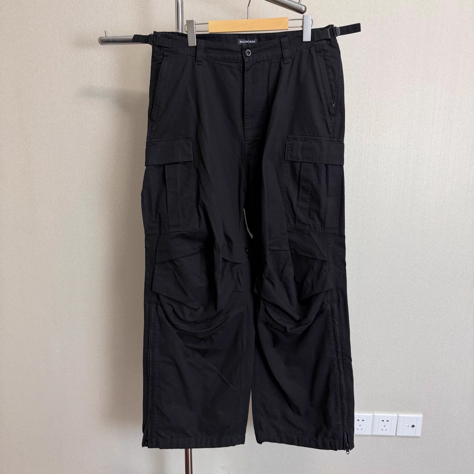 Balenciaga Balenciaga FW22 Black Low Rise Cargo Pants Size US 32 / EU 48 - 1 Thumbnail
