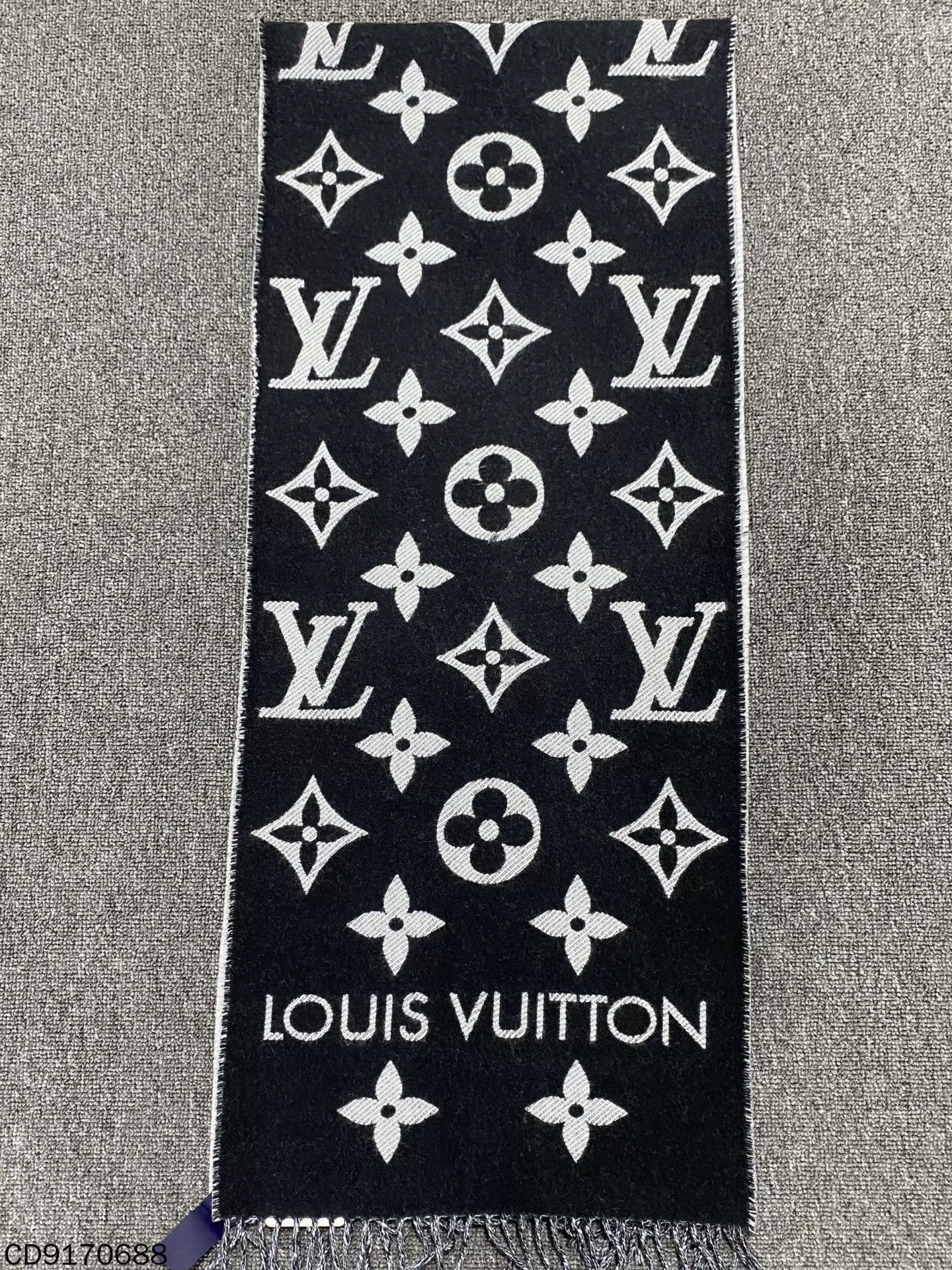 Louis Vuitton LV Monogram Wool Scarf Black/Grey Size ONE SIZE - 2 Thumbnail