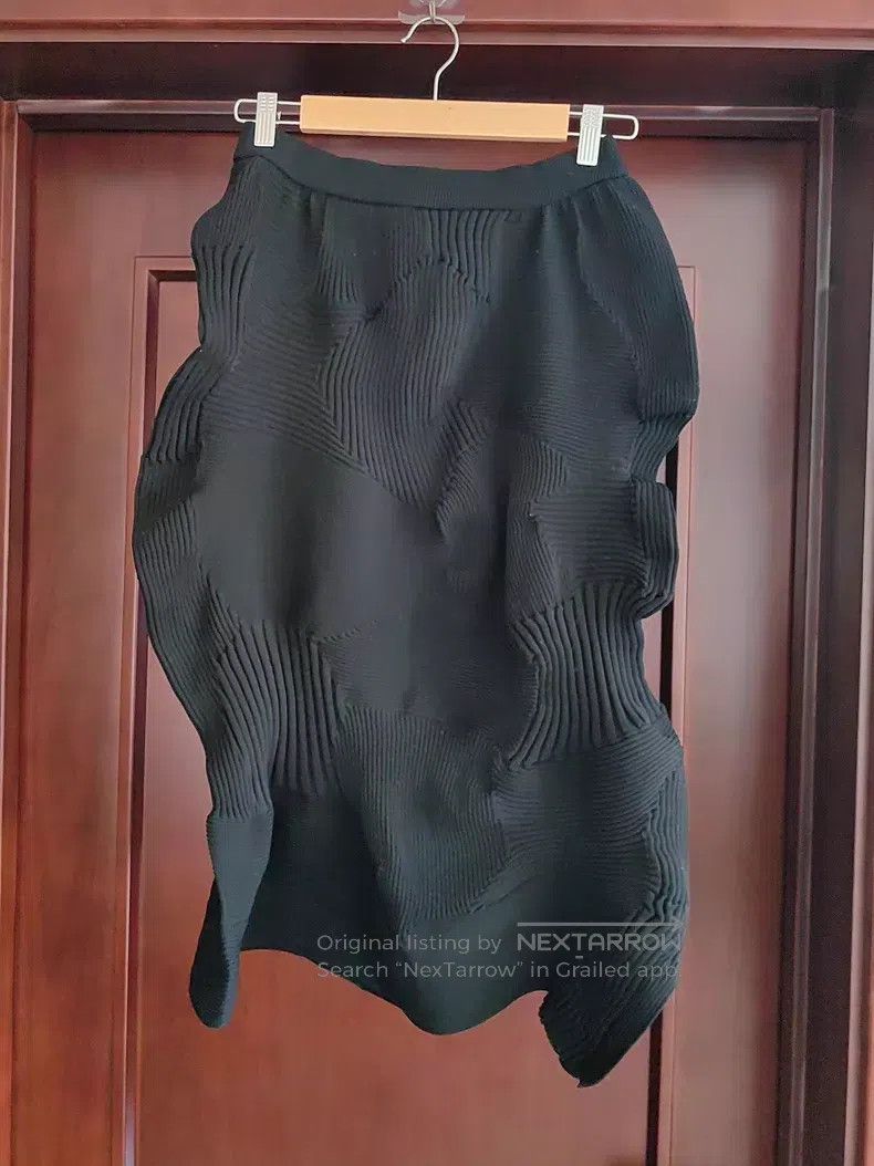 Issey Miyake Issey Miyake Knitted Bud Midi Skirt, Black Size 25" / US 0 / IT 36 - 1 Thumbnail