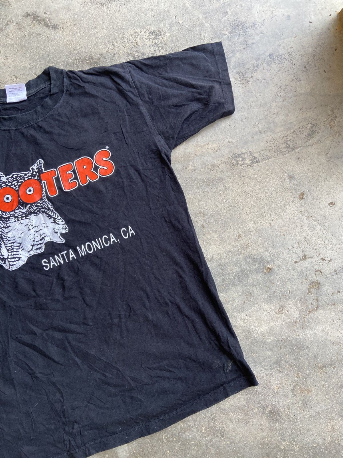 Vintage 2003 VINTAGE HOOTERS SANTA MONICA T-SHIRT Size US L / EU 52-54 / 3 - 4 Thumbnail