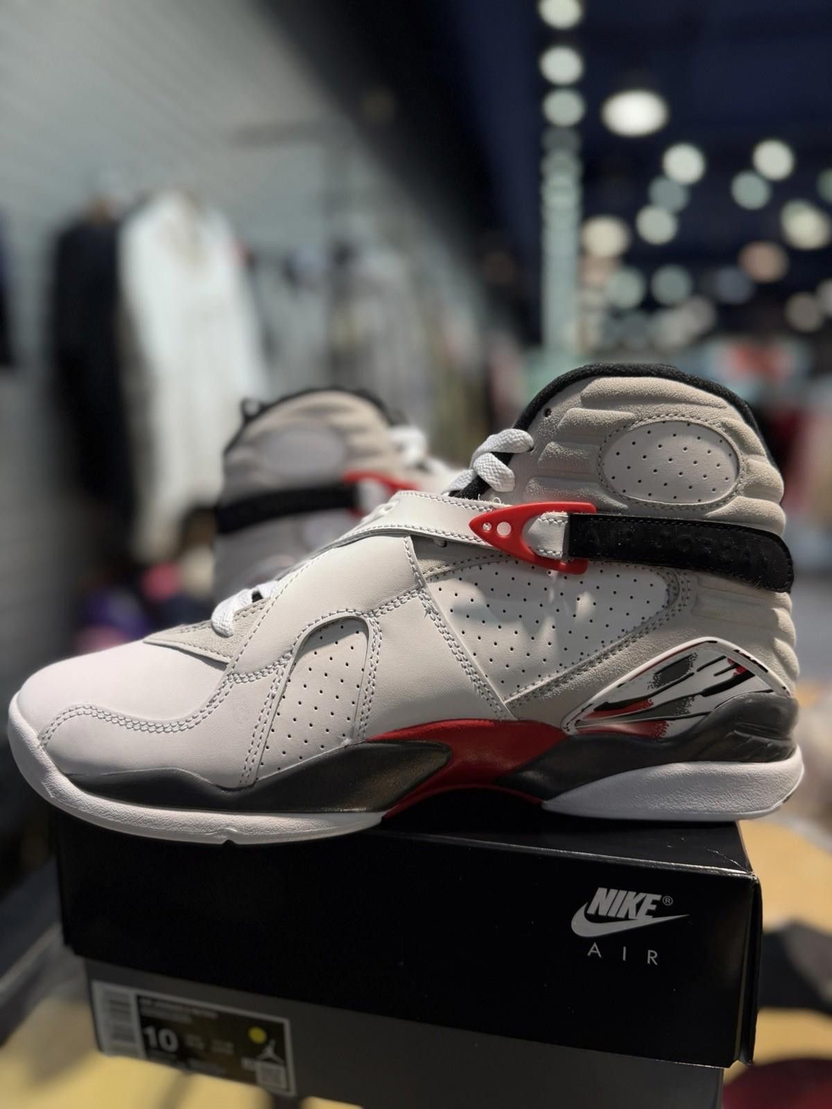 Jordan Brand Nike Air Jordan 8 Retro ‘Bugs Bunny’ (305381-100) 10 New Size US 10 / EU 43 - 4 Thumbnail